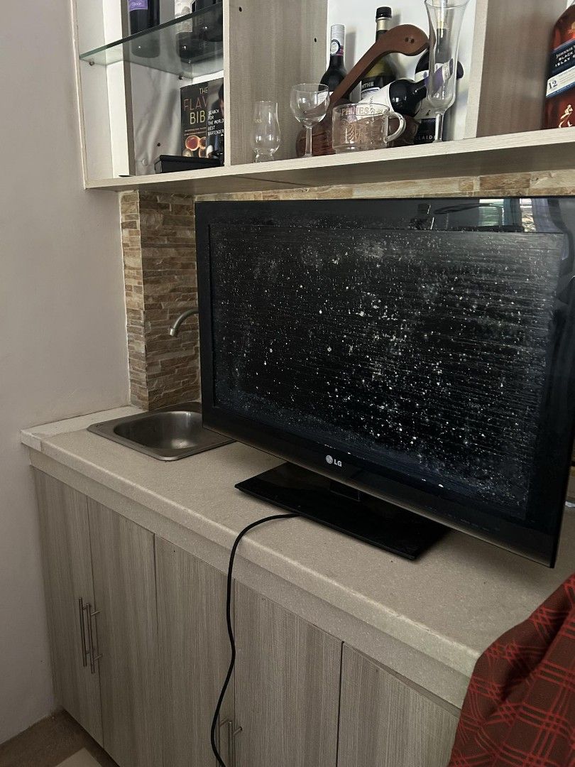 LG TV (Category: TV) located in Manila. Submitted by medranoge72238 (Listing ID 1417294951, Image 1). Description: Title: LG 32LK450 32″ – Working, Slight Screen Aging /Marks Description: Powers on with full display. Screen shows signs of aging/water marks but picture still visible. Still for screen repair . Selling for the lowest price Price: ₱1,000 (negotiable).