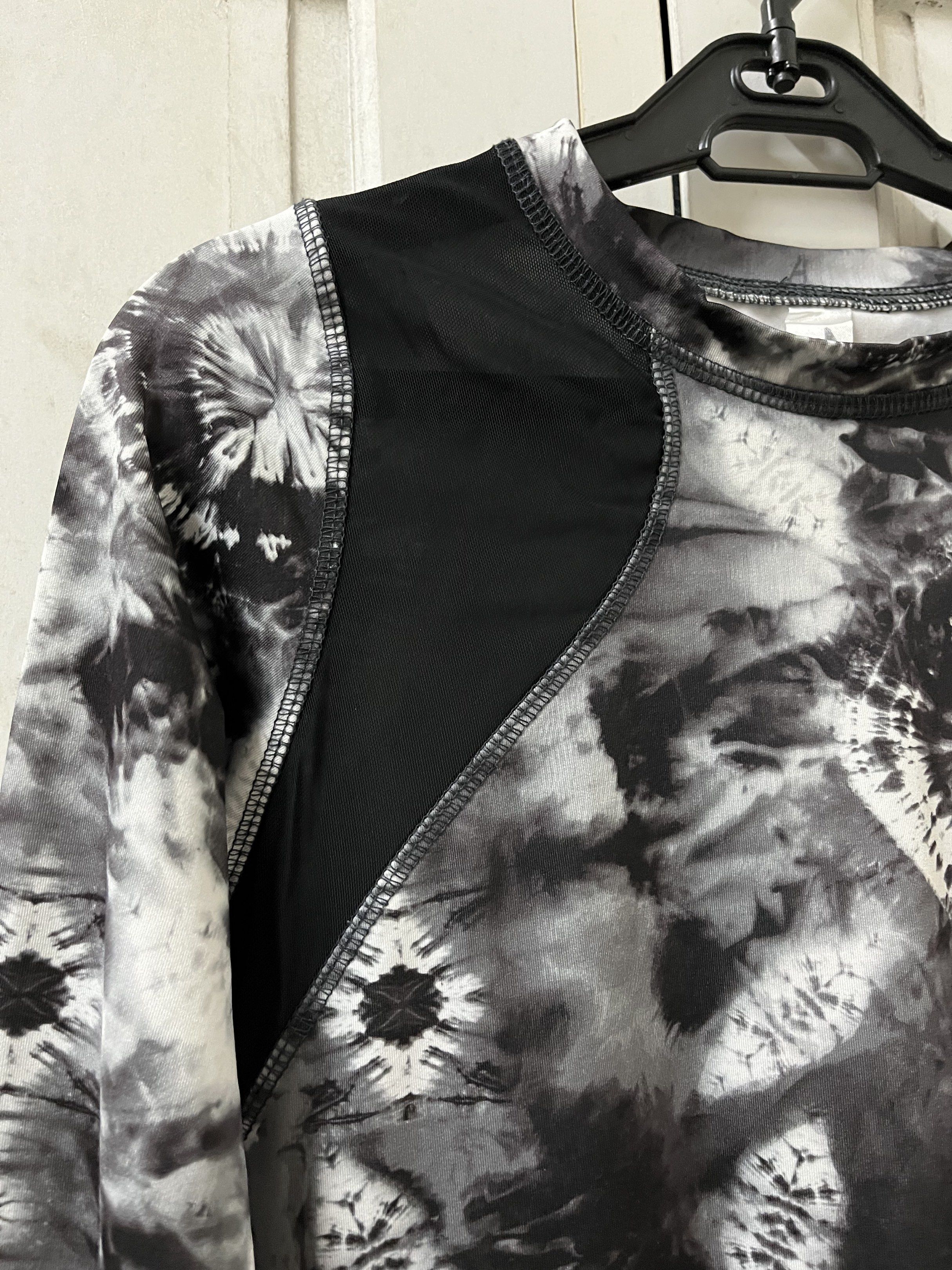 Lululemon Athletica Rash guard Size 8 (Category: Activewear) located in Marikina City. Submitted by hello-yellow (Listing ID 1417353703, Image 2). Description: - Lululemon long sleeve athletic top - Unique black and white tie-dye pattern - Size 8. Fit medium to semi large. - Mesh paneling on upper chest - High quality. Hindi manipis..