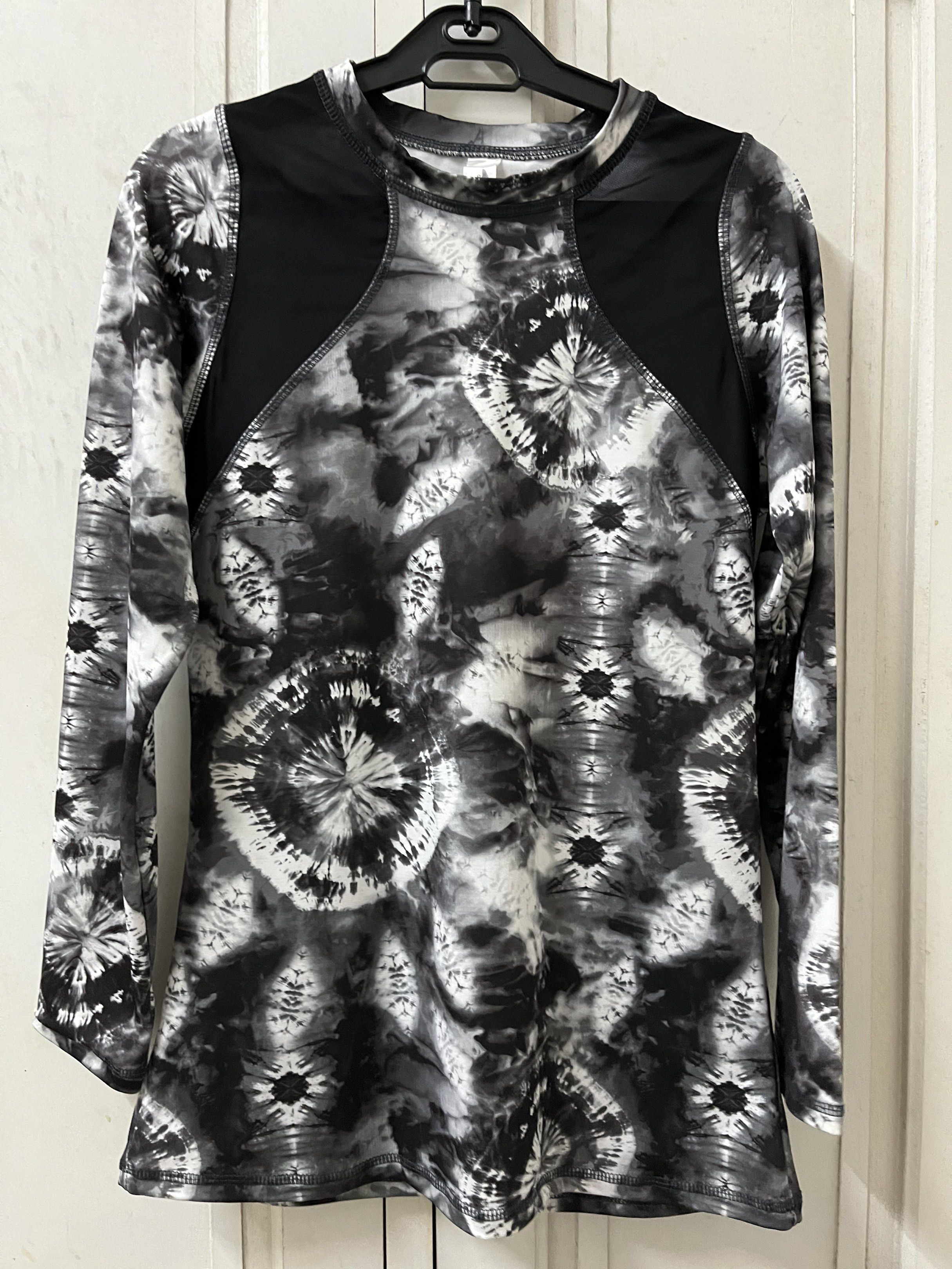 Lululemon Athletica Rash guard Size 8 (Category: Activewear) located in Marikina City. Submitted by hello-yellow (Listing ID 1417353703, Image 1). Description: - Lululemon long sleeve athletic top - Unique black and white tie-dye pattern - Size 8. Fit medium to semi large. - Mesh paneling on upper chest - High quality. Hindi manipis..