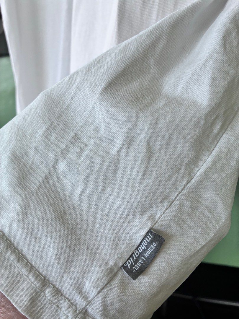 Mahagrid White T-shirt (Category: Tshirts & Polo Shirts ) located in Cebu City. Submitted by sixfiftyfour (Listing ID 1417276709, Image 2). Description: - Mahagrid White T-shirt - Features Mahagrid logo on the front - Standard fit - Made of soft material - Ideal for casual wear -wash tag text faded already.