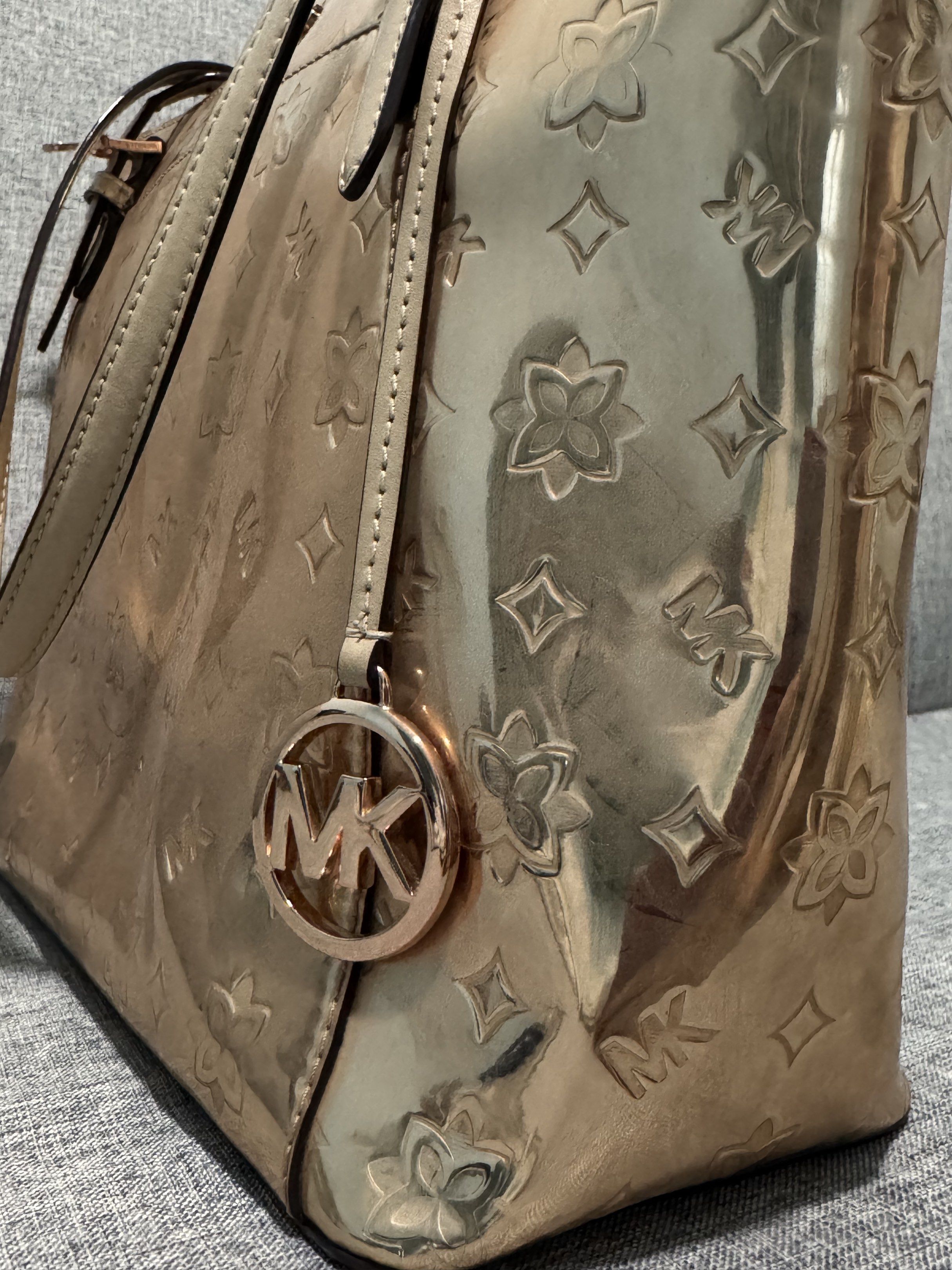 Michael Kors Rose Gold Tote Bag (Category: Luxury Bags & Wallets) located in Marikina City. Submitted by asomreiih (Listing ID 1417362636, Image 3). Description: - Michael Kors rose gold tote bag (AUTHENTIC) - Zip closure - Includes tag MOP: Bank Transfer/GCash.