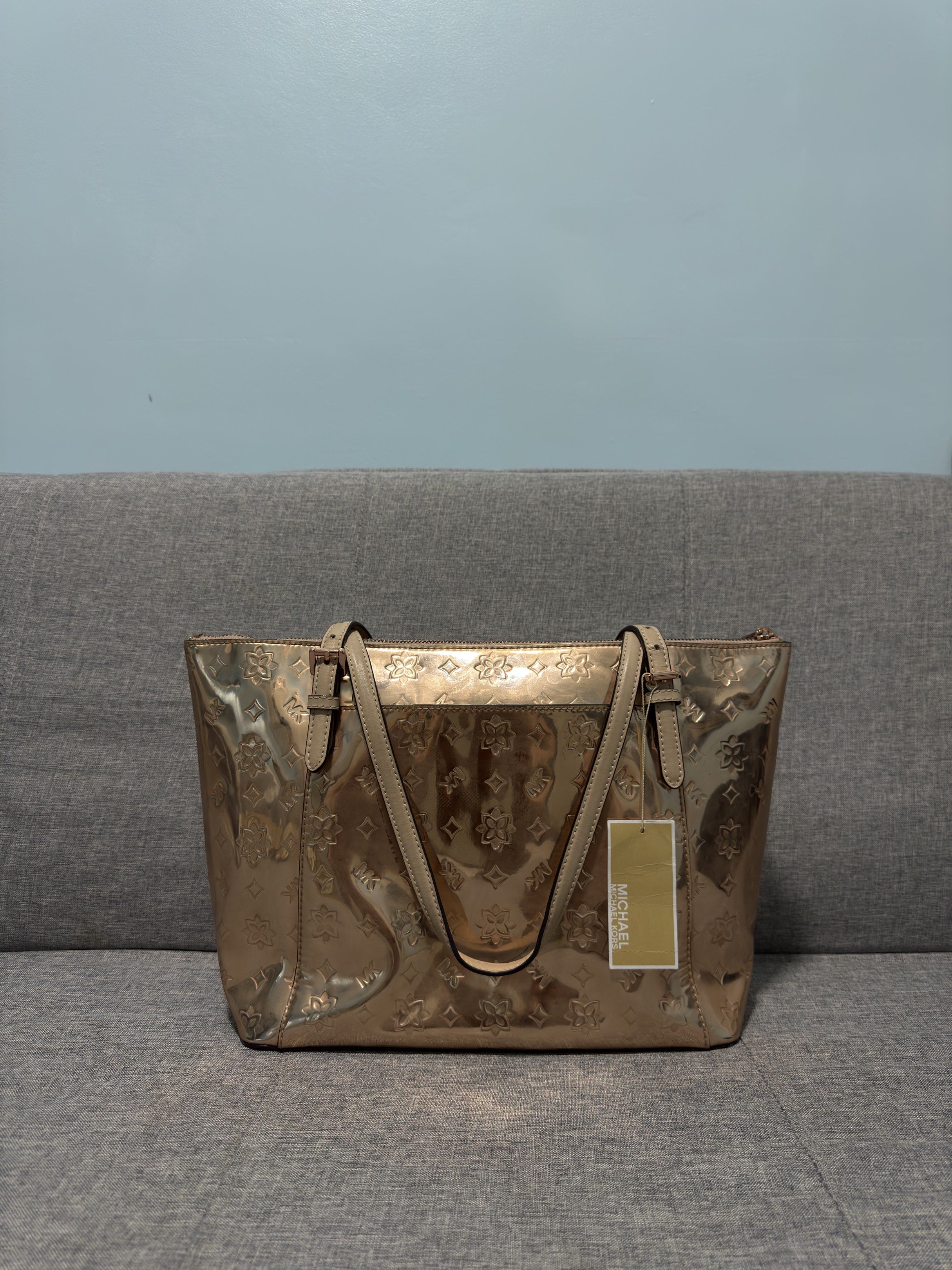 Michael Kors Rose Gold Tote Bag (Category: Luxury Bags & Wallets) located in Marikina City. Submitted by asomreiih (Listing ID 1417362636, Image 2). Description: - Michael Kors rose gold tote bag (AUTHENTIC) - Zip closure - Includes tag MOP: Bank Transfer/GCash.