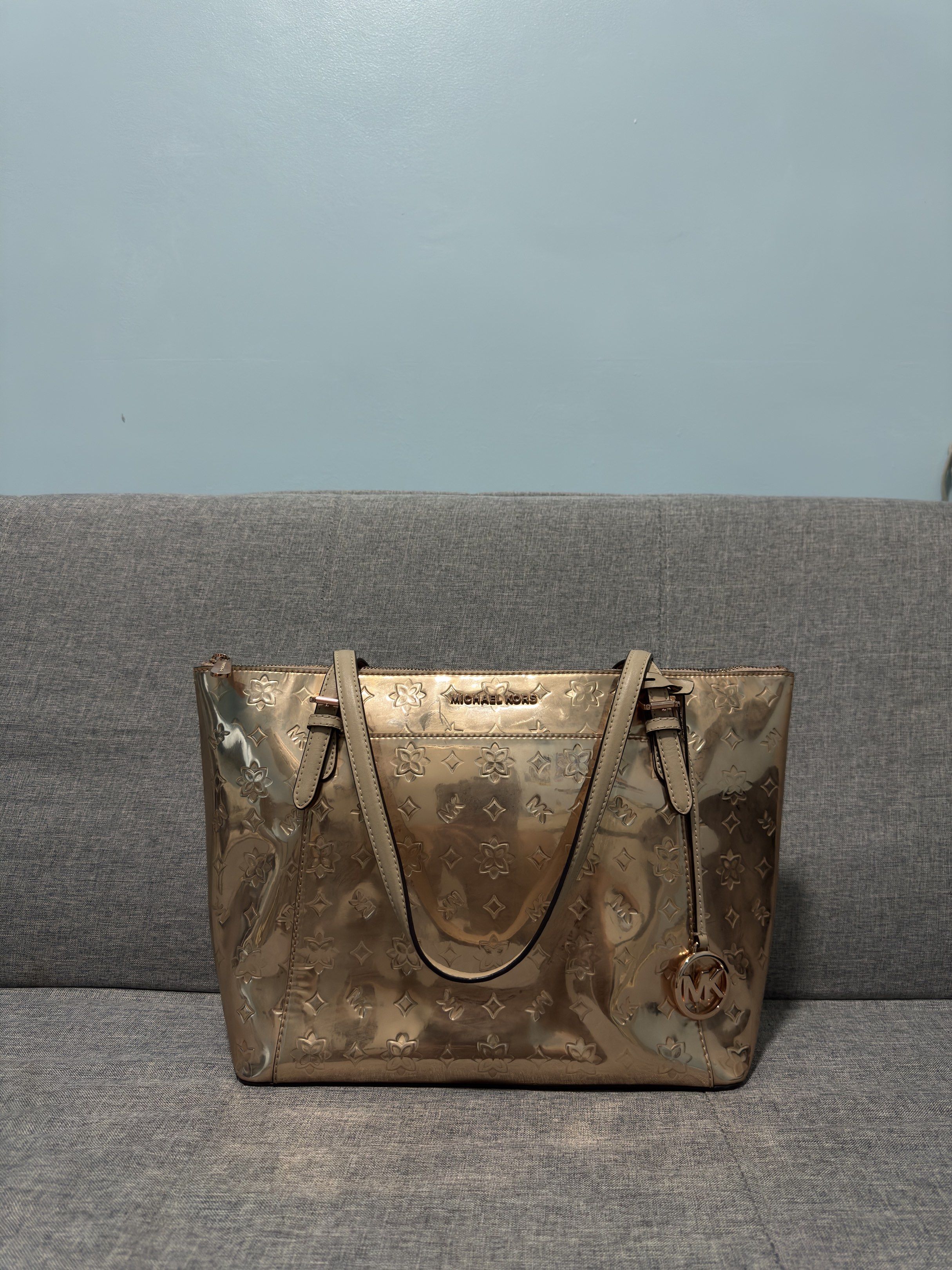 Michael Kors Rose Gold Tote Bag (Category: Luxury Bags & Wallets) located in Marikina City. Submitted by asomreiih (Listing ID 1417362636, Image 1). Description: - Michael Kors rose gold tote bag (AUTHENTIC) - Zip closure - Includes tag MOP: Bank Transfer/GCash.