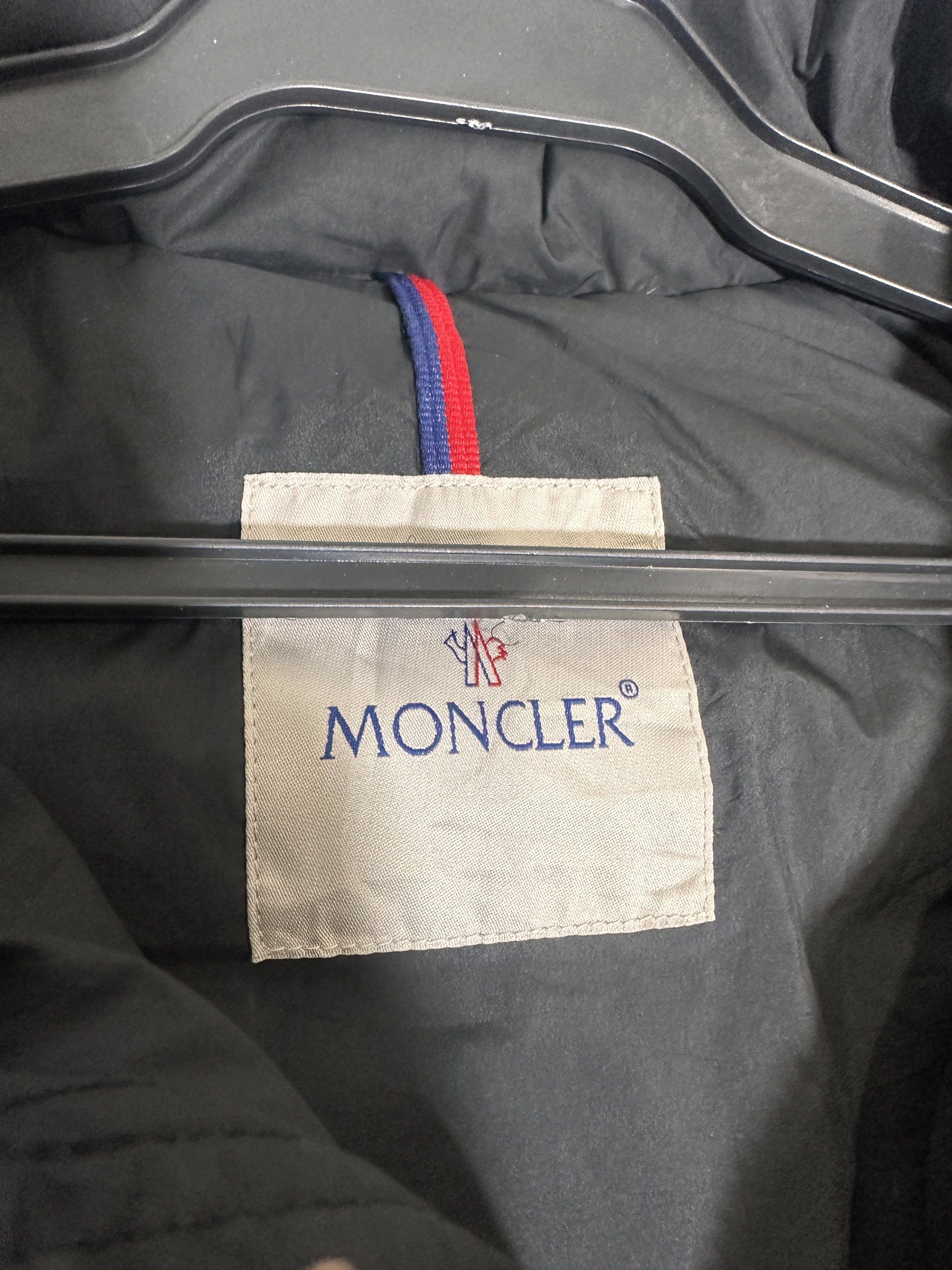 MONCLER PUFFER JACKET (Category: Luxury Apparel) located in Baguio. Submitted by saleztalk2600 (Listing ID 1417334379, Image 3). Description: MONCLER PUFFER JACKET SIZE 3 (MEDUIM FIT LARGE) Length-27 Width-24 18k .
