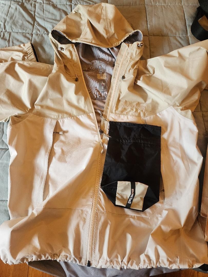 Mont-Bell Jacket (Category: Coats, Jackets and Outerwear) located in Pasay City. Submitted by 22spc (Listing ID 1417315084, Image 3). Description: - Beige and white jacket - Hooded design - Full-length zipper - Two front pockets - Black chest pocket - Includes Mont-Bell paper bag brande new 7990 SRP.