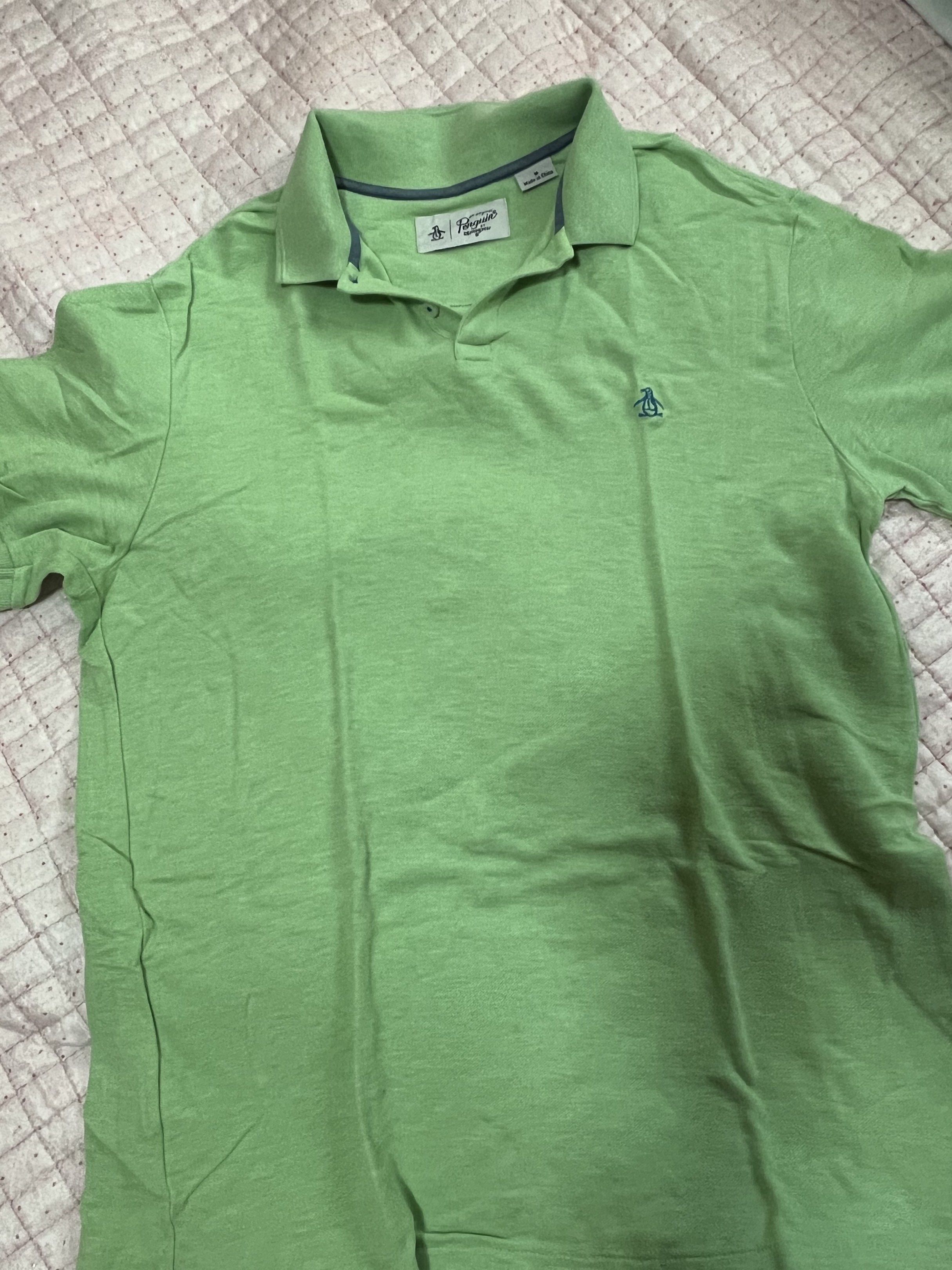 Original Penguin Green Polo Shirt - Medium (Category: Tshirts & Polo Shirts ) located in Bulacan. Submitted by nickxee (Listing ID 1417235008, Image 2). Description: M on tag fits to L Please see last photo may small pin hole .