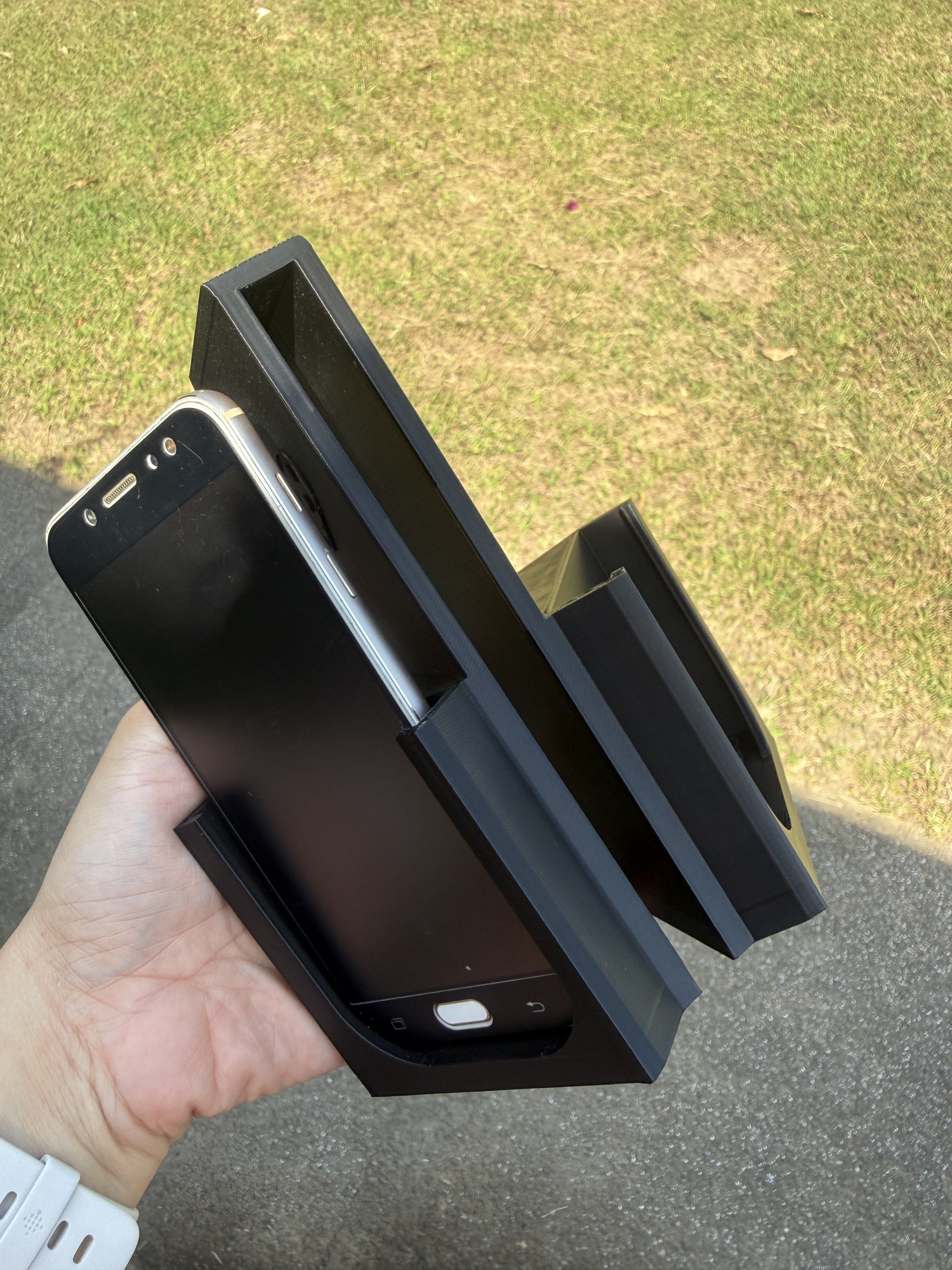 Phone holder (net hung) for Pickleball net (Category: Mounts & Holders) located in Cavite. Submitted by moriah.17 (Listing ID 1417267906, Image 1). Description: 3d printed Net-hung phone holder.