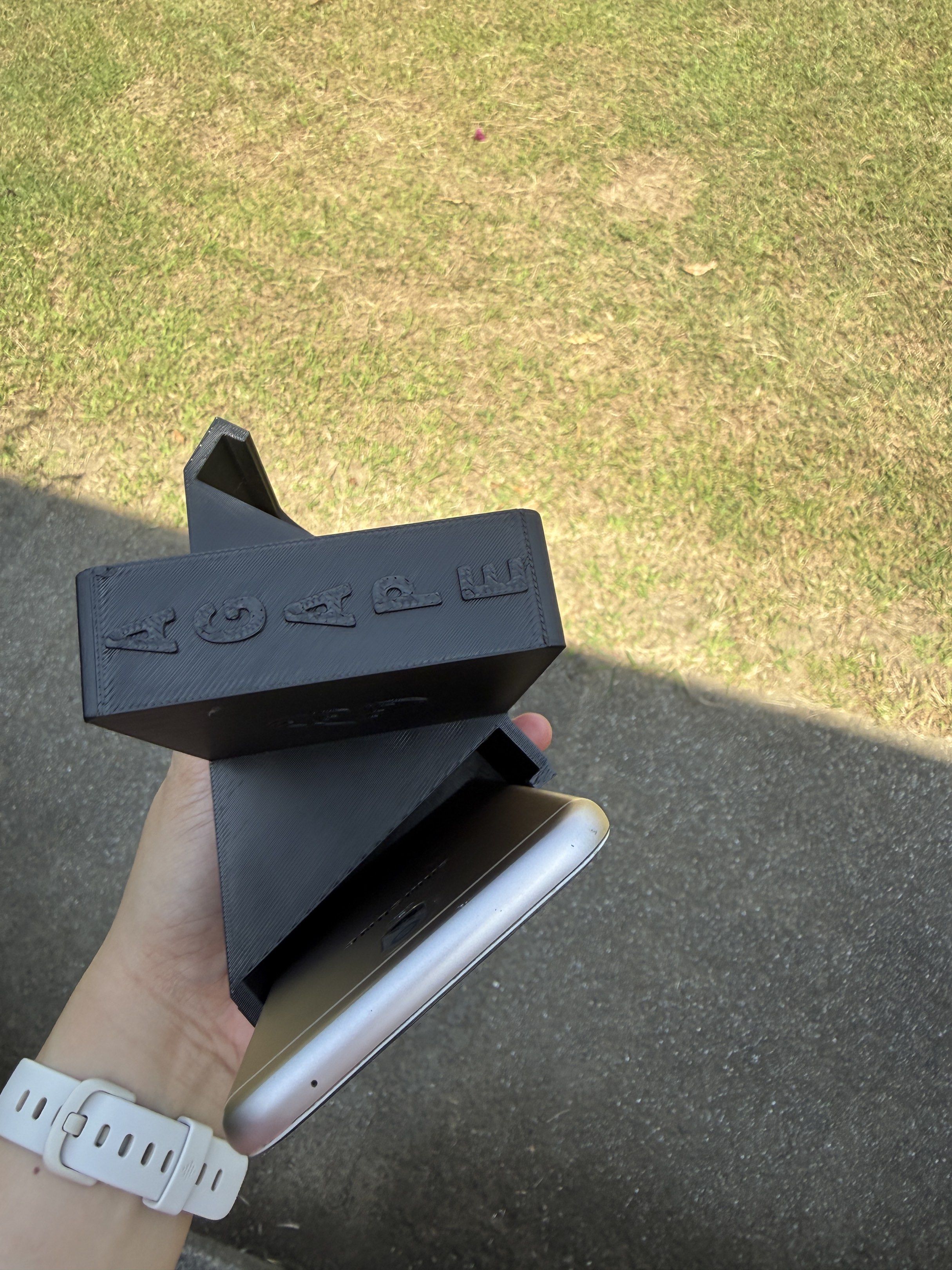 Phone holder (net hung) for Pickleball net (Category: Mounts & Holders) located in Cavite. Submitted by moriah.17 (Listing ID 1417267906, Image 3). Description: 3d printed Net-hung phone holder.