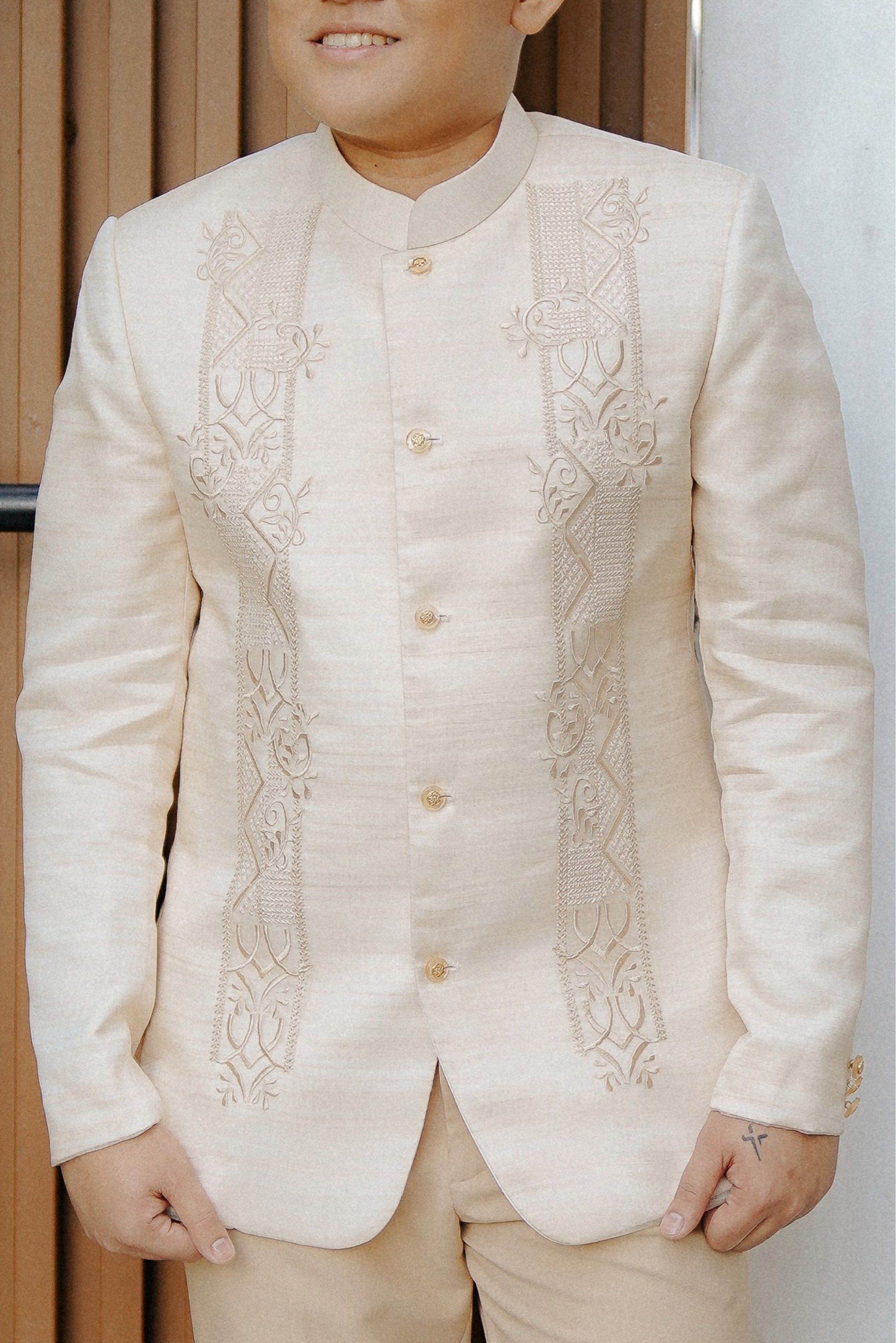 Preloved Coat Barong (Category: Formal Shirts) located in Mandaluyong City. Submitted by sshineshine (Listing ID 1417330565, Image 1). Description: Selling my husband’s coat barong worn once only on our wedding day last January 2024. Medium to Large Body Frame His height is 5’5” Already dry-cleaned, ready to wear. Price is slightly negotiable for sure buyer, can do meet up if near Mandaluyong. .