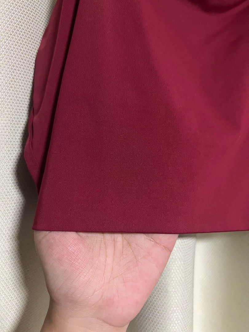 Red Tank Top (Category: Others Tops) located in Makati City. Submitted by helpmedeclutter03 (Listing ID 1417253062, Image 2). Description: - Brand new no damage - Can comfortably fit L - Super great material!! A little stretchy - Length is semi cropped.