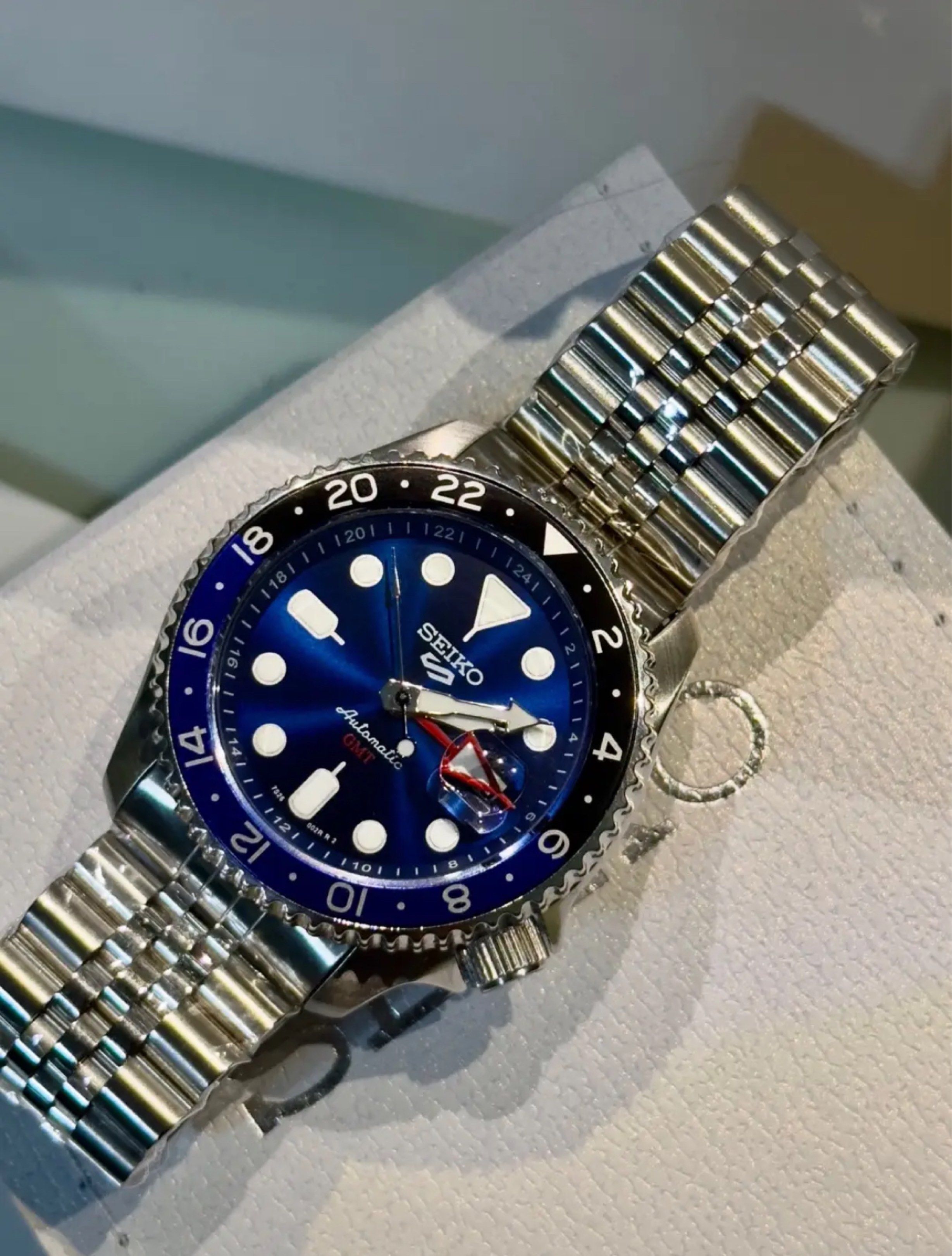 Seiko 5 GMT Automatic Watch (Category: Men's Watches) located in Pasay City. Submitted by cristerdaniel (Listing ID 1417391202, Image 2). Description: - Seiko 5 GMT automatic watch - Striking blue dial - Stainless steel bracelet - GMT bezel with 24-hour markings - Date display - Luminous hands and markers - Includes Seiko box.