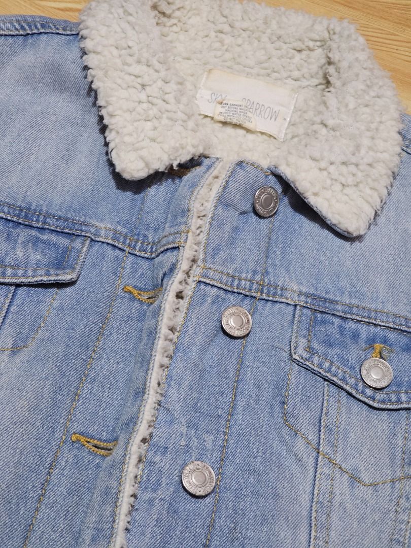 Sky and Sparrow Sherpa Denim Jacket (Category: Coats, Jackets and Outerwear) located in Cainta. Submitted by everywonchil (Listing ID 1417371747, Image 2). Description: White sherpa/fleece collar (cozy, fall–winter style) Button-front closure Vertical welt pockets (more tailored than a classic trucker) - Sobrang ganda!! Keeps you warm and fashionable.Used once only, I'll wear again sana for my autumn trip but won't fit anymore. - tags intact - si