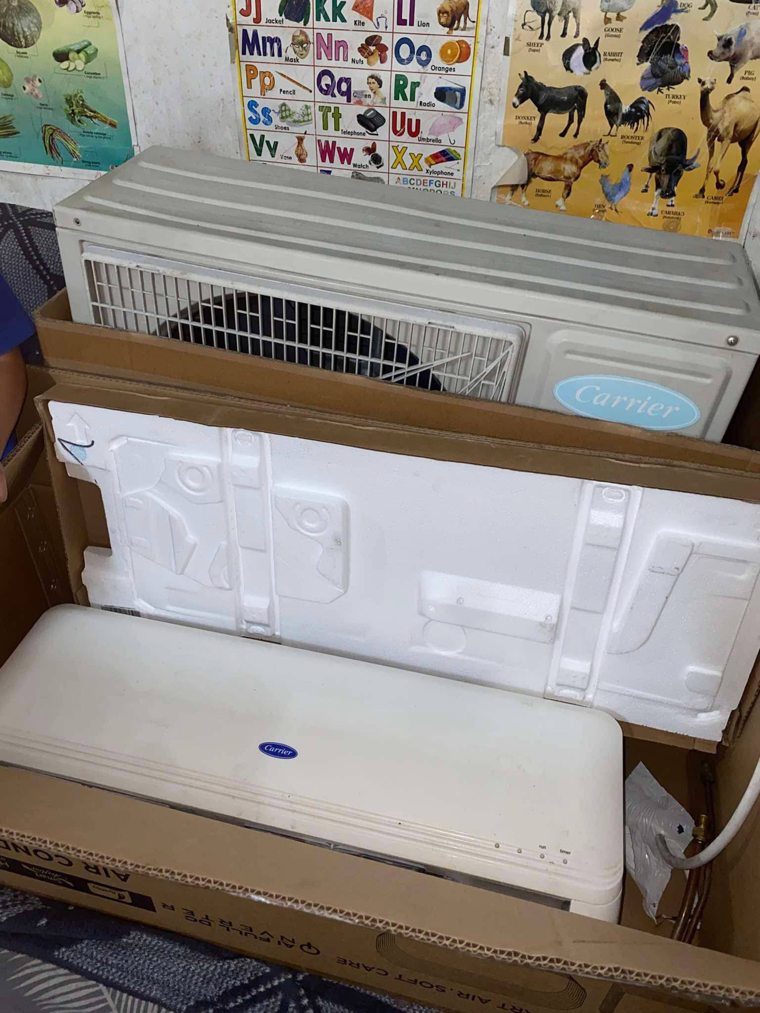 split type (Category: Air Conditioning and Heating) located in Quezon City. Submitted by salva.alva23 (Listing ID 1417368426, Image 2). Description: small carrier split type aircon, good condition po,.. no history of repair need lang mag upgrade, pang kwarto lang sya,.. .