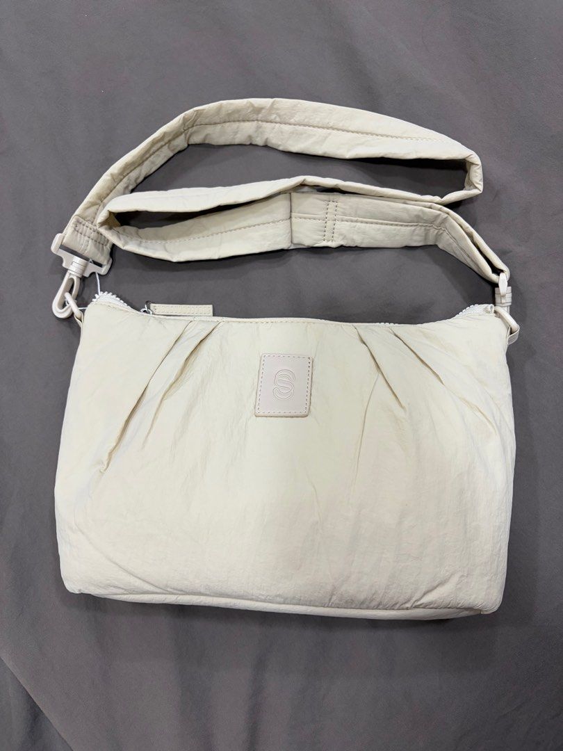Straightforward Chirin Sling Bag - DT Light Taupe (Category: Cross-body Bags) located in Pasig City. Submitted by sheencf (Listing ID 1417360238, Image 2). Description: - Straightforward Chirin Sling Bag - 3-way bag: Crossbody, Shoulder Bag, or Clutch - Adjustable strap - Tone-on-tone zipper - 6 internal pockets with zipper - Made of durable, lightweight, and water-resistant Dry Tech fabric - Stitched logo patch 🛍️RFS: decluttering 💵 MOP: Gcash
