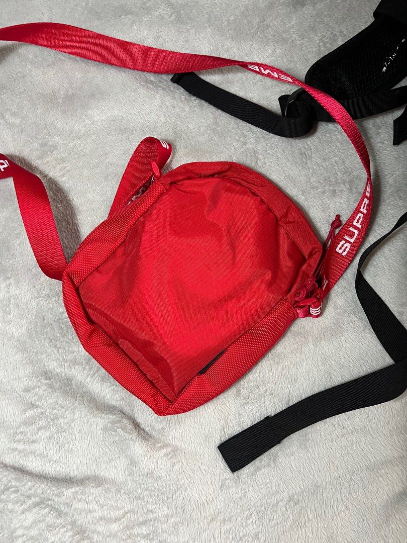 Supreme Fw22 (Category: Luxury Bags & Wallets) located in Valenzuela. Submitted by streetsource (Listing ID 1417352276, Image 3). Description: Supreme Fw22 Shoulder bag red Excellent condition Authentic 4,500.