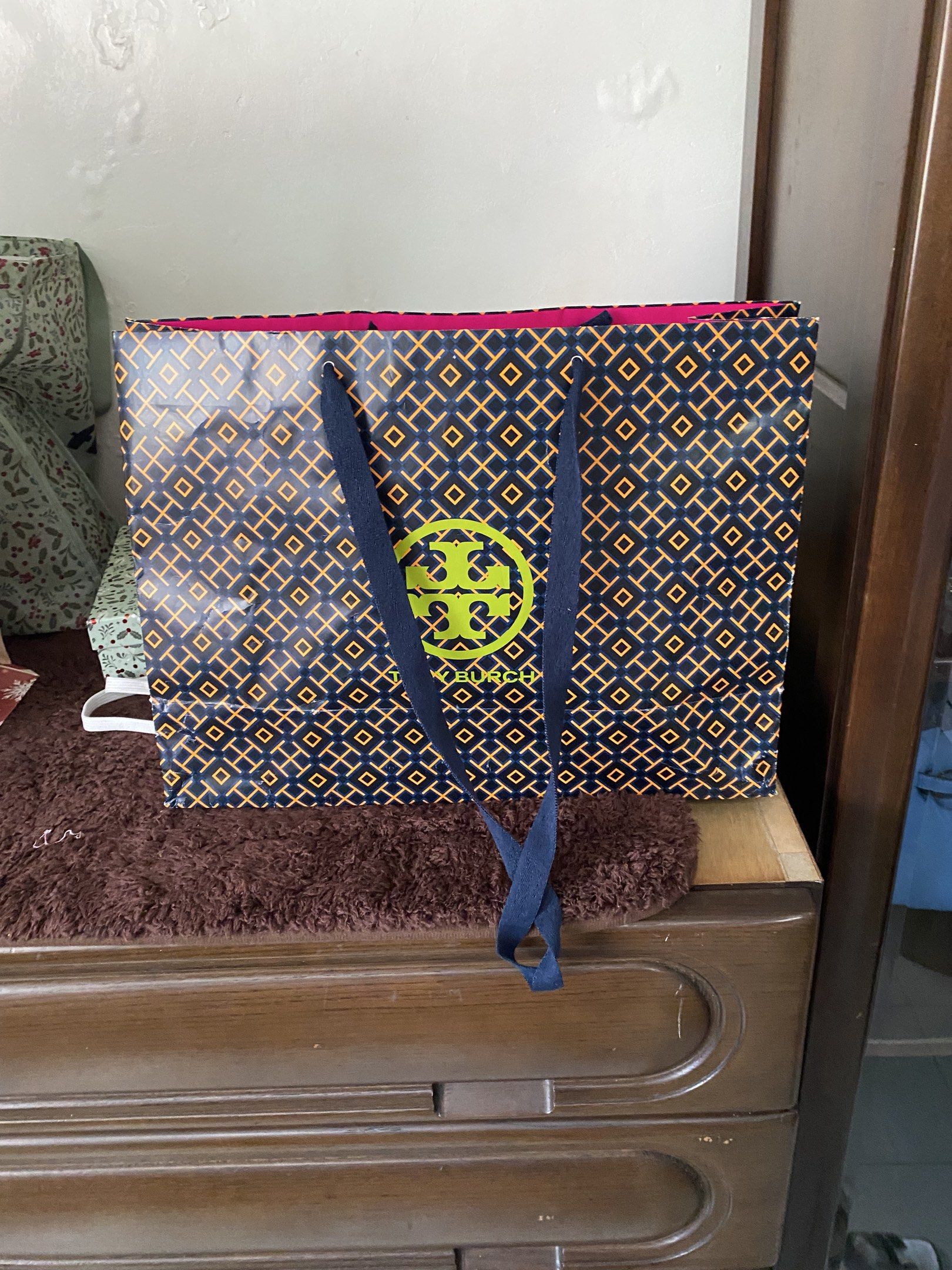 Tory Burch paper bag large (Category: Luxury Bags & Wallets) located in Dasmarinas. Submitted by theminimalisttryon (Listing ID 1417255990, Image 1). Description: Paper bag large .