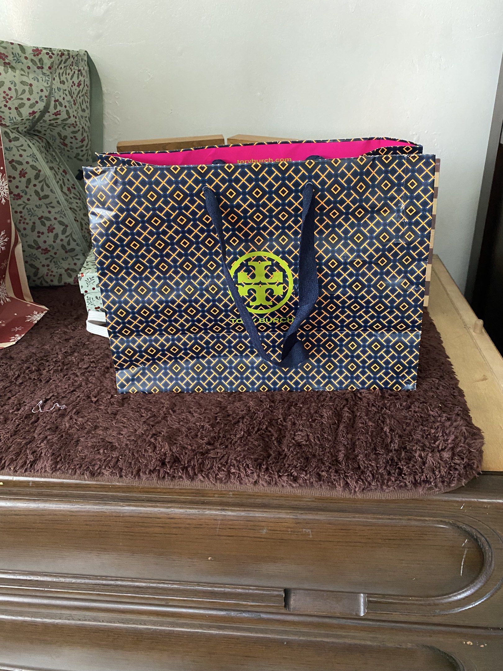 Tory Burch paper bag medium (Category: Luxury Bags & Wallets) located in Dasmarinas. Submitted by theminimalisttryon (Listing ID 1417255871, Image 1). Description: - Authentic Tory Burch shopping bag - Stylish navy blue and gold geometric pattern - Chic pink interior - Comfortable navy blue handles - Features the iconic green Tory Burch logo .