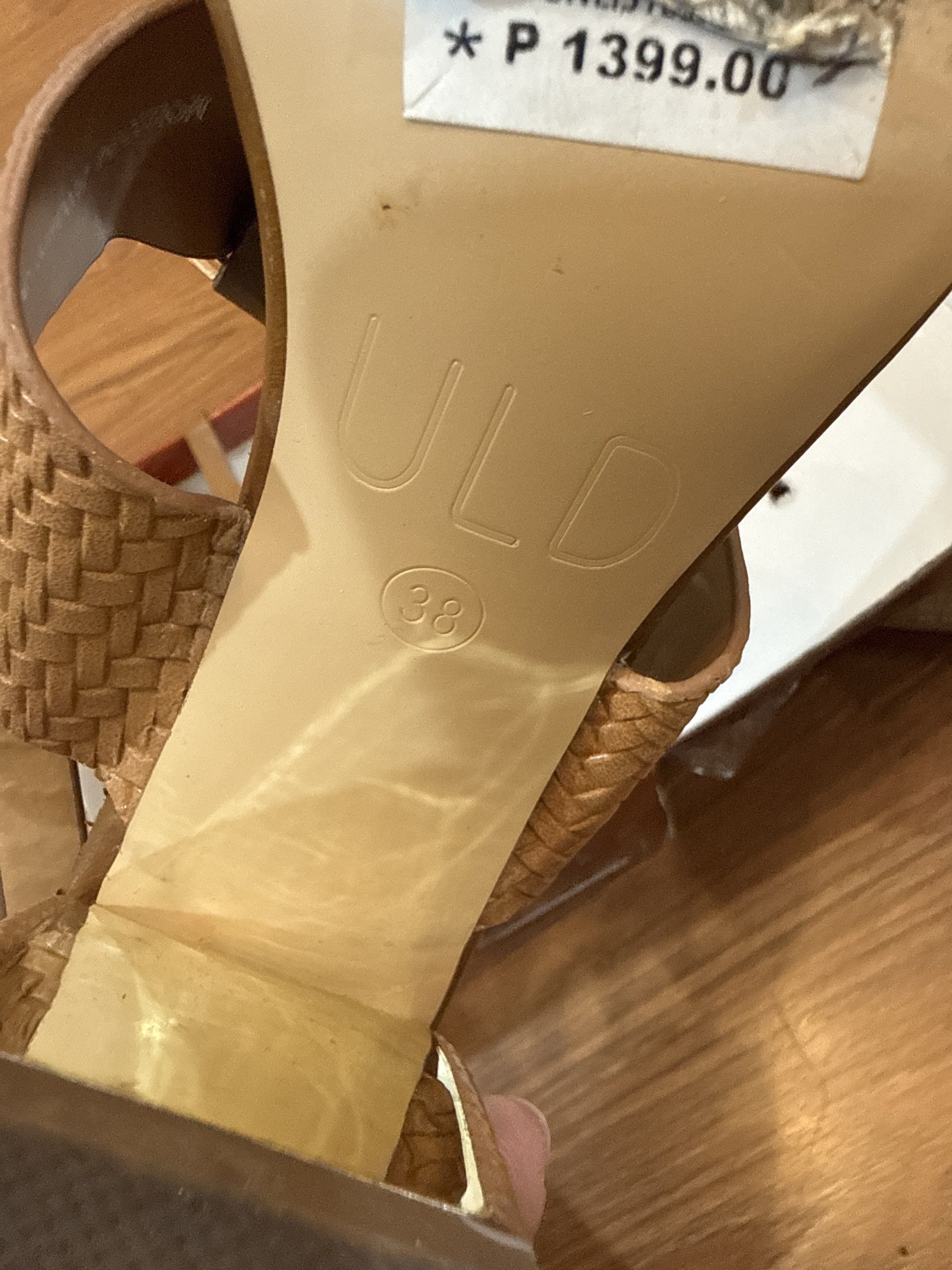 ULD Brown Sandals Size 8 (Category: Flats & Sandals) located in Manila. Submitted by aesbl (Listing ID 1417365015, Image 3). Description: .