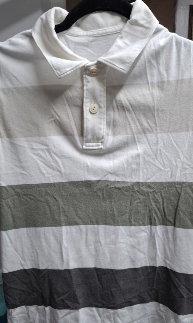 UNIQLO Polo Shirt (Category: Tshirts & Polo Shirts ) located in Makati City. Submitted by emmanblue (Listing ID 1417346858, Image 1). Description: for decluttering.