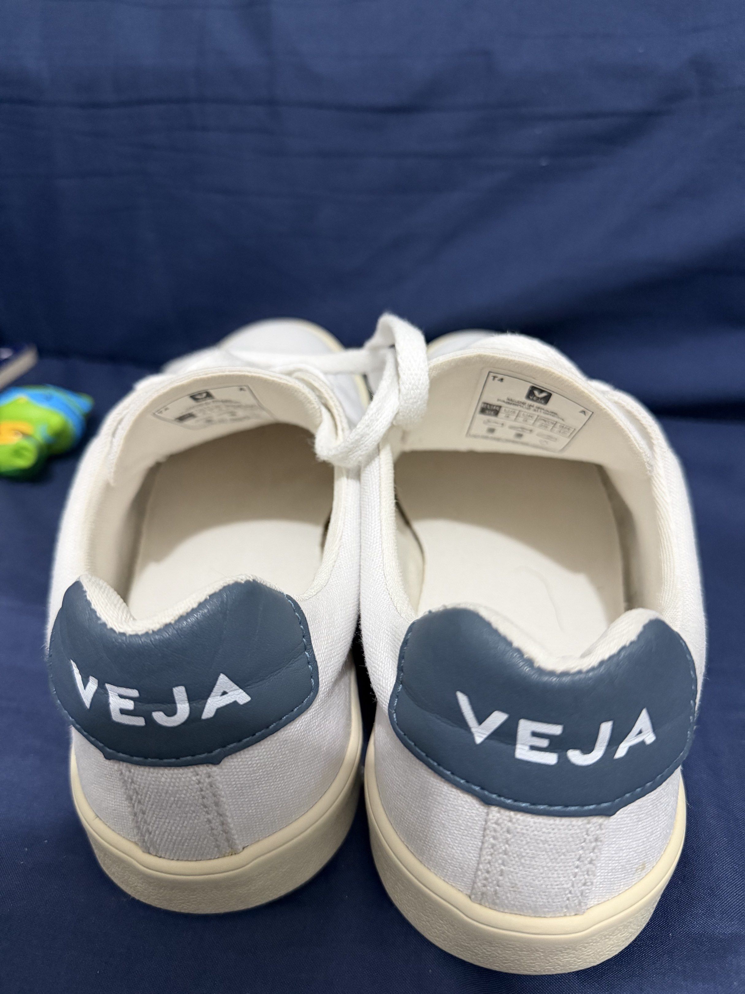 Veja Campo White Sneakers (Category: Sneakers) located in Pasig City. Submitted by archer07 (Listing ID 1417236142, Image 3). Description: - Veja Campo sneakers - White with navy blue accents - Size: EUR 39, UK 6, US 8 - Veja logo on side and heel .