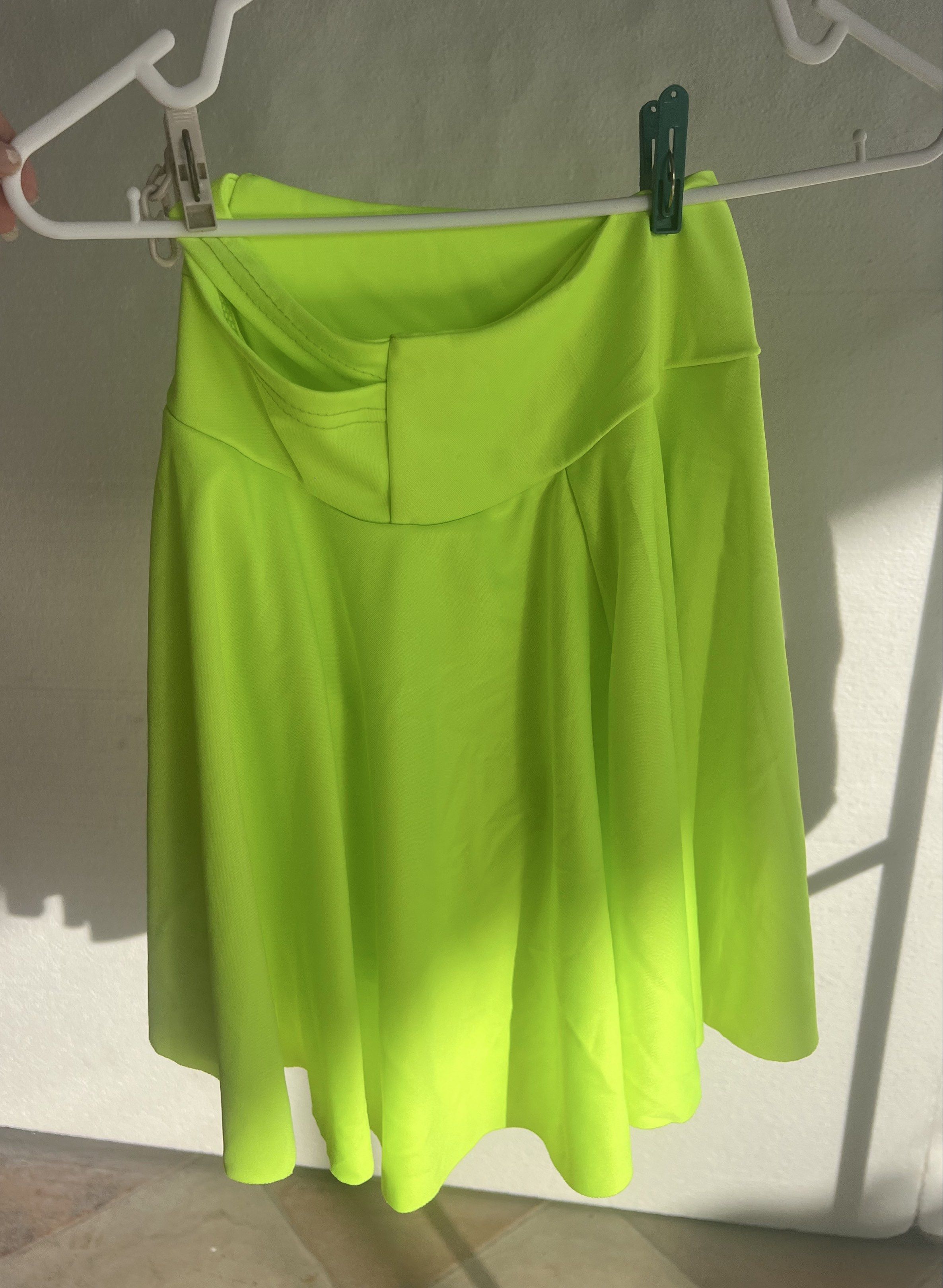 Victor Neon Green Skirt (Category: Skirts) located in Paranaque City. Submitted by gummychoo (Listing ID 1417296014, Image 2). Description: - Neon green Victor skirt - Wide waistband - Flared design - Lightweight, athletic fabric - Suitable for sports and casual wear.