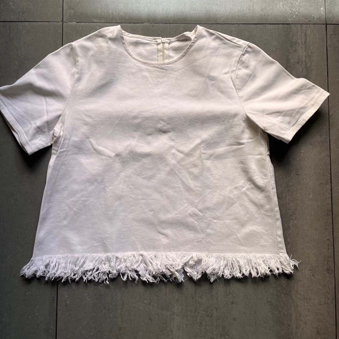 White Denim Fringe Top (Category: Sleeveless) located in Pasig City. Submitted by blt78 (Listing ID 1417236523, Image 1). Description: White denim fringe top. Fits size S :) .