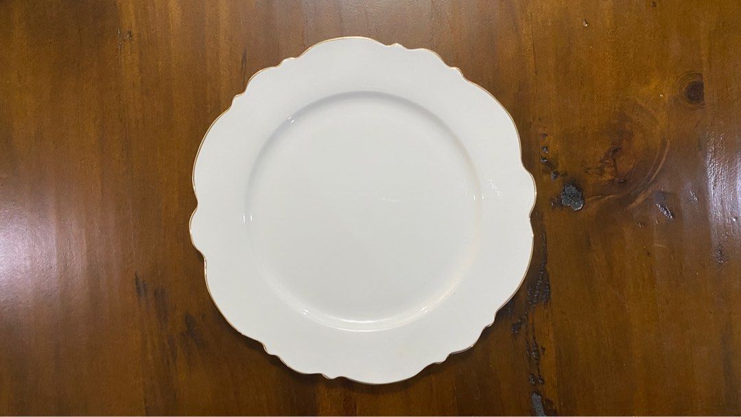 White table ware set with charger (Category: Dinnerware & Cutlery) located in Mandaluyong City. Submitted by mikaela.j (Listing ID 1417384164, Image 2). Description: 1,500 per set Includes Plate charger Dinner Plate Small plate Tea cup plate Tea cup.
