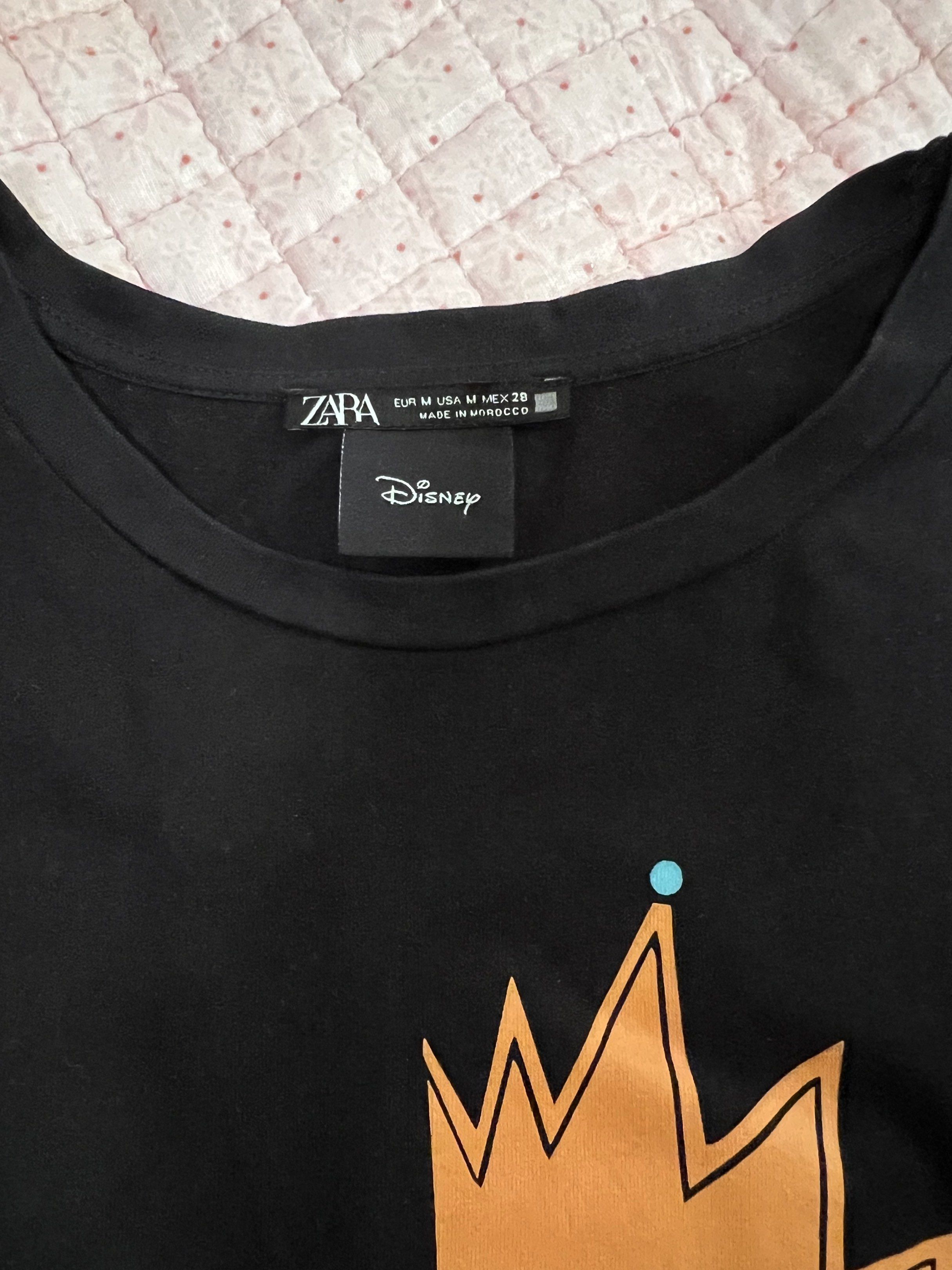 Zara Disney Evil Queen T-shirt (Category: Tshirts & Polo Shirts ) located in Bulacan. Submitted by nickxee (Listing ID 1417235142, Image 2). Description: - Zara black t-shirt - Features Evil Queen graphic - Crew neck, short sleeves - Size: M - Soft fabric.