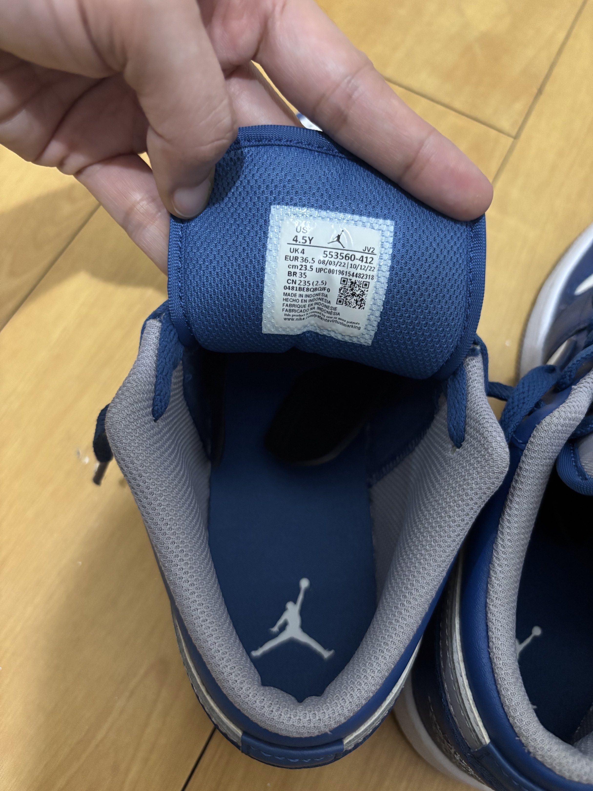 Air Jordan 1 Low GS - true blue (Category: Sneakers) located in Manila. Submitted by warm_marcus_1 (Listing ID 1417592818, Image 3). Description: Size 5.5 womens.