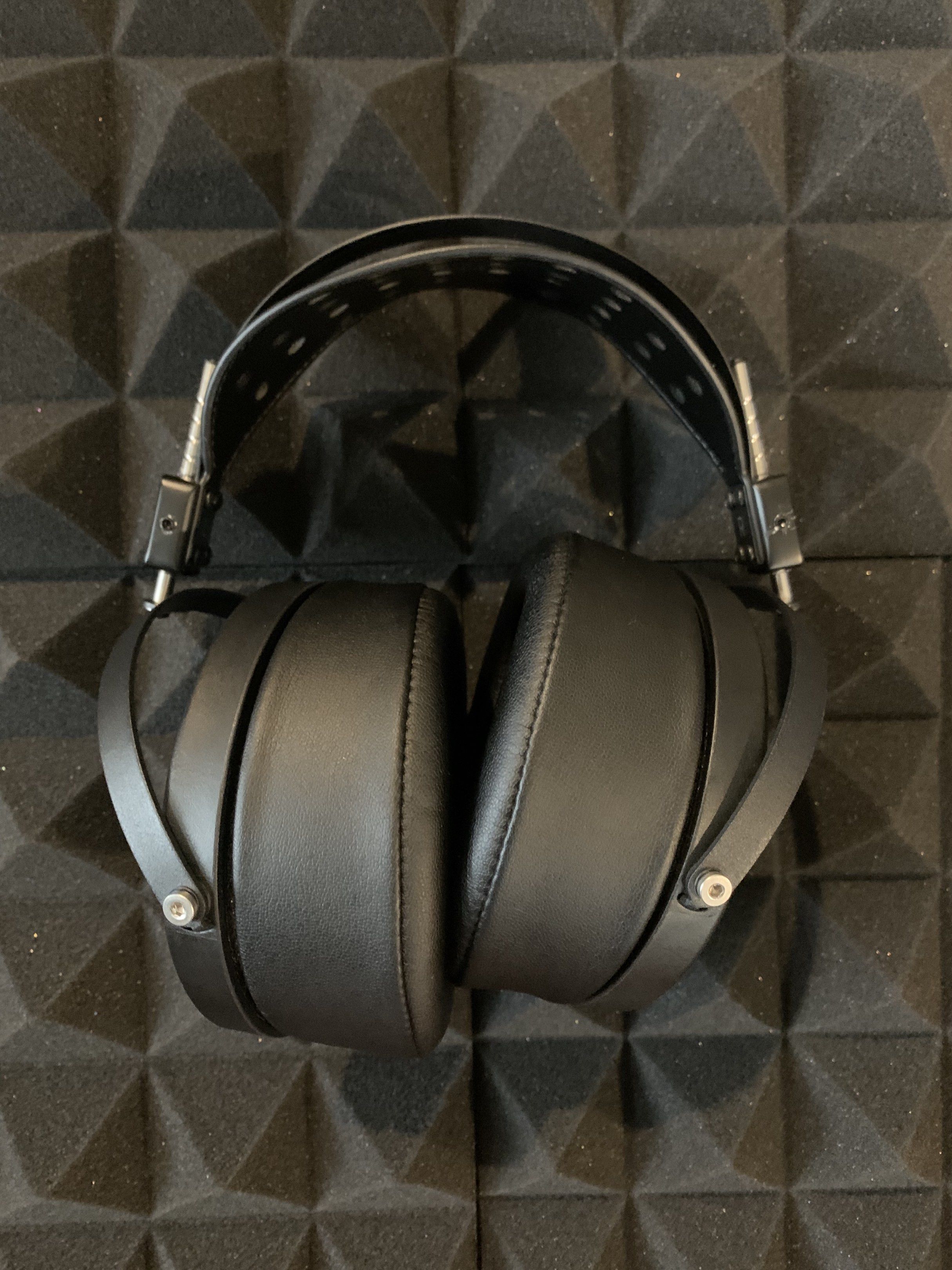 Audeze LCD-2C Planar Magnetic Headphones (Category: Headphones & Headsets) located in Tacloban City. Submitted by kayug (Listing ID 1417422934, Image 3). Description: ✅ AUDEZE LCD2 - CLASSIC ✅ Original/ Authentic - bought from Hifi Gallery ✅ bought last Jan 2026, 1st owner, all stock ✅ 10/10 condition, no scratches/dents ✅ Complete with papers/box ✅ Comes with: Hard shell Audeze case, Warranty cards, unused stock cable ✅ Price: 42k ✅ RFS: slightl