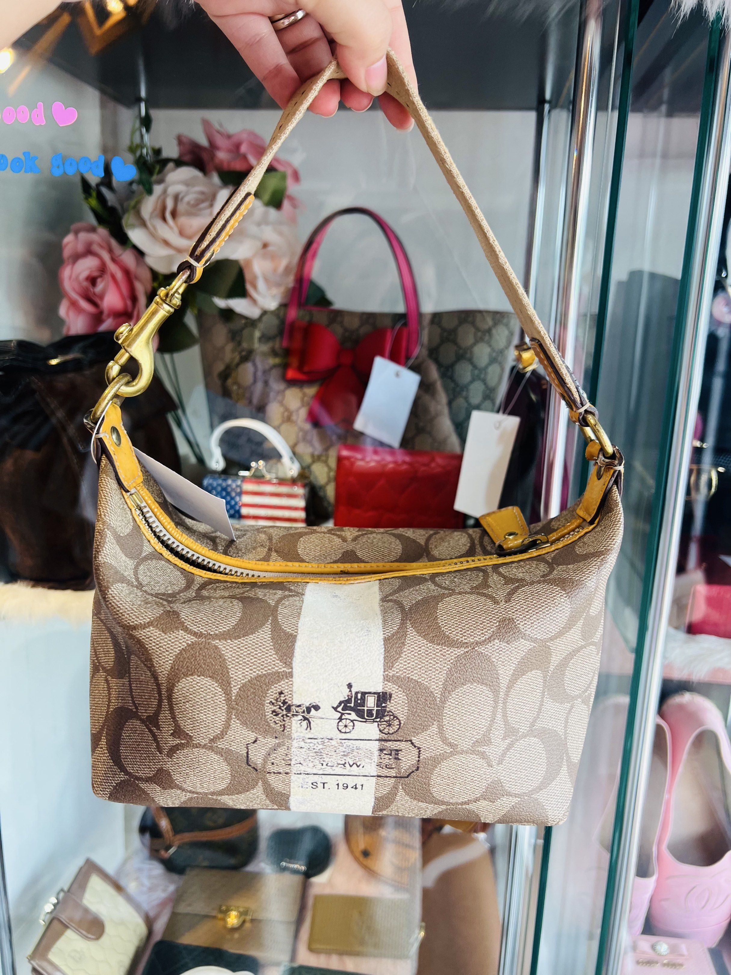 Authentic Vintage Coach Pochette Bag (Category: Luxury Bags & Wallets) located in Dumaguete. Submitted by lovebags.ph (Listing ID 1417472698, Image 1). Description: Faded sa front of the bag Actual pictures posted.