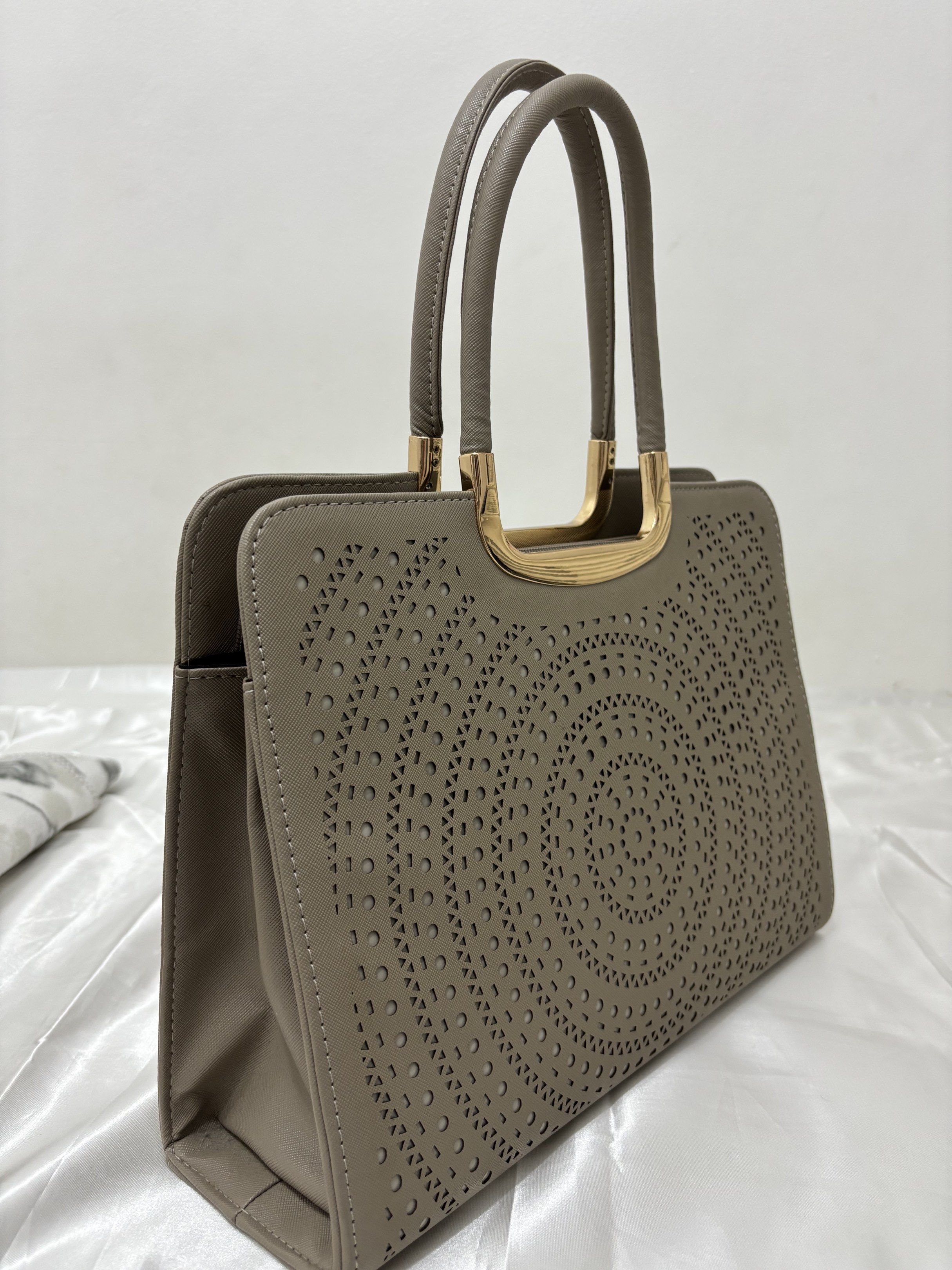 Bella Donna Handbag with Gold Handle (Category: Luxury Bags & Wallets) located in Manila. Submitted by zarrie_ (Listing ID 1417580119, Image 2). Description: Belladonna Bag Decluttering — rarely used but still good as new. see the pictures Suitable for school and office use.
