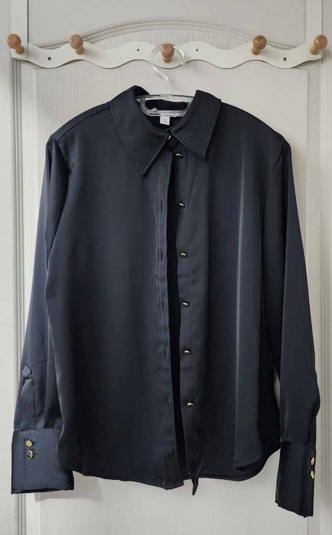 H&M Black Satin Long Sleeves (Category: Blouses) located in Makati City. Submitted by callmecc (Listing ID 1417463317, Image 1). Description: Classic black long-sleeved top from H&M 🖤 Perfect for office wear, dinners, or casual date nights -- also, I only used this once. ✔ Soft, silky material ✔ Elegant black with a slight sheen ✔ Easy to dress up or down Can fit XS-M Rfs: Decluttering.