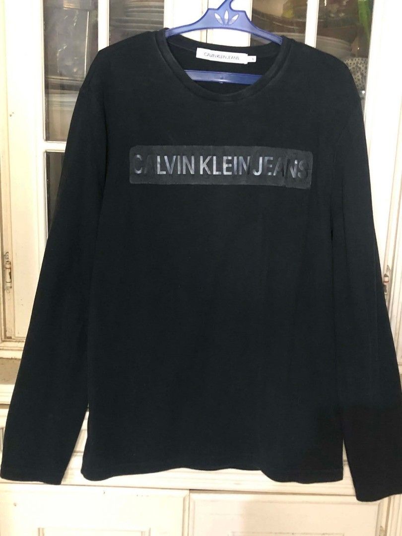 Calvin Klein Jeans Black Sweatshirt (Category: Coats, Jackets and Outerwear) located in Tagaytay City. Submitted by kris_tel19 (Listing ID 1417485748, Image 1). Description: - Black Calvin Klein Jeans sweatshirt - Features brand name on chest - Crew neck and long sleeves - Size: Small - Comfortable material - Perfect for casual wear - A classic wardrobe staple.