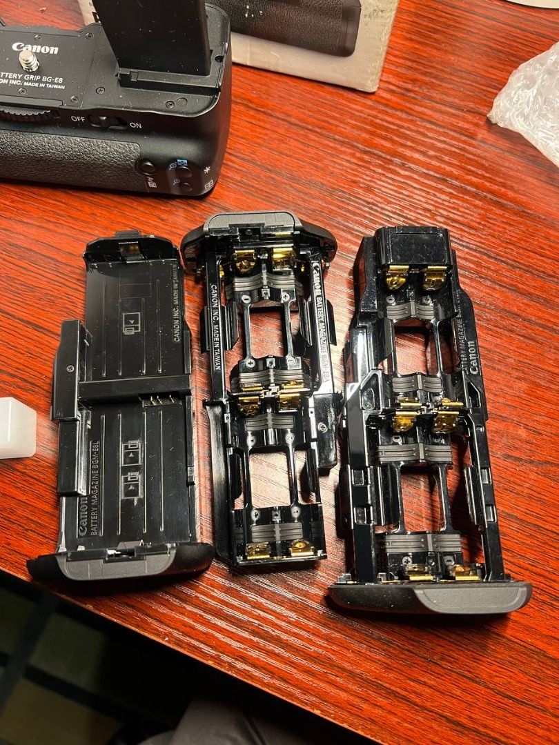 Canon BG-E18 Battery Grip (Working well Like new) (Category: Batteries & Chargers) located in Baguio. Submitted by carlbenta (Listing ID 1417548772, Image 3). Description: - Canon BG-E18 battery grip - Compatible with Canon EOS cameras - Includes grip, three battery trays, and box - Features on/off switch and lock - Provides extended battery life - Improves handling for vertical shooting Location: Baguio City SHipping: J&T/FLASH/LBC .