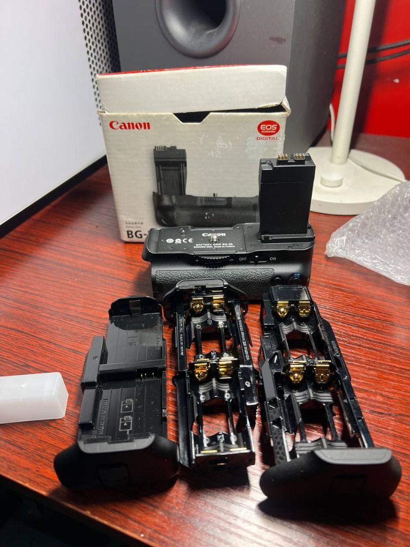 Canon BG-E18 Battery Grip (Working well Like new) (Category: Batteries & Chargers) located in Baguio. Submitted by carlbenta (Listing ID 1417548772, Image 2). Description: - Canon BG-E18 battery grip - Compatible with Canon EOS cameras - Includes grip, three battery trays, and box - Features on/off switch and lock - Provides extended battery life - Improves handling for vertical shooting Location: Baguio City SHipping: J&T/FLASH/LBC .