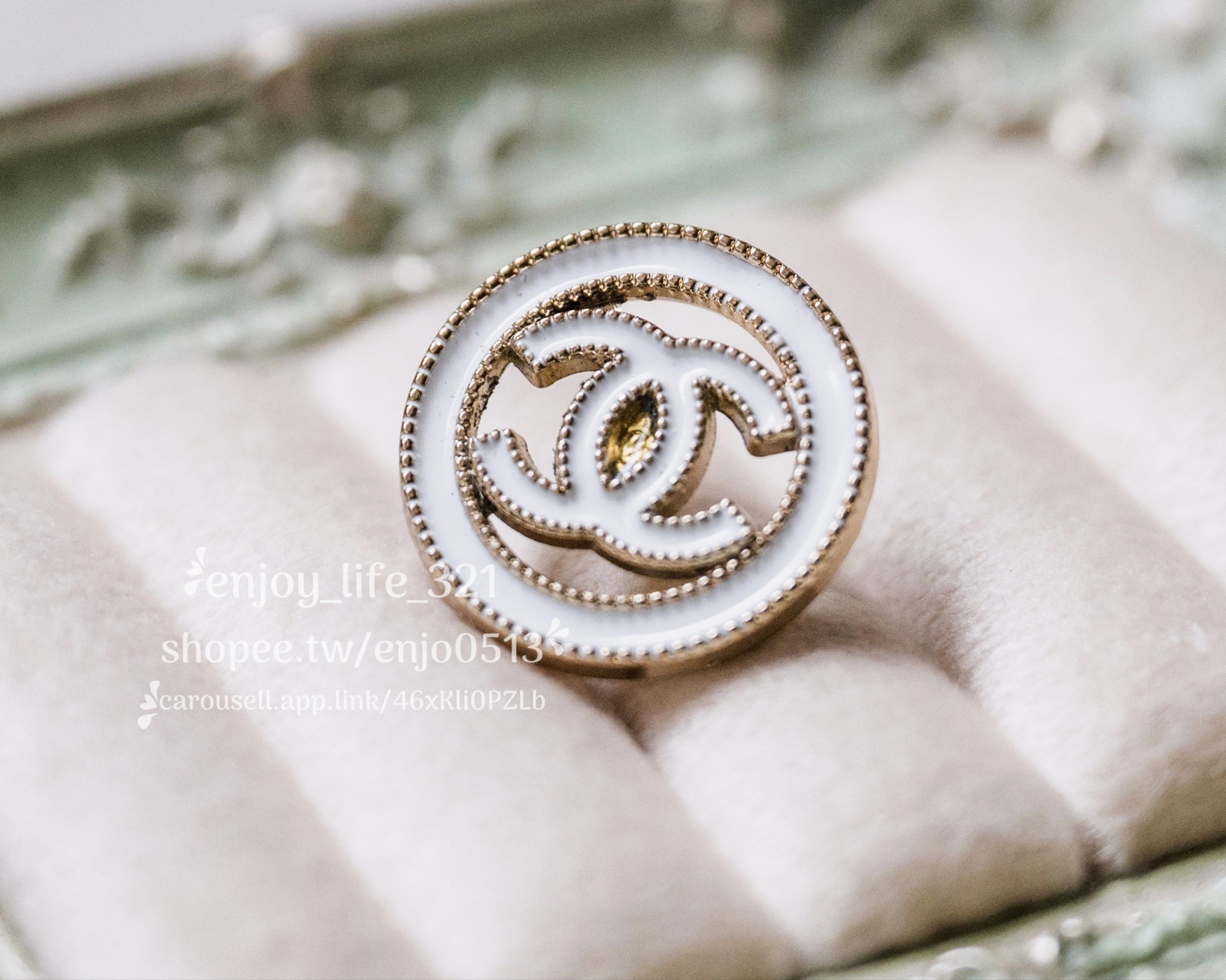 CHANEL香奈兒 鈕扣改造 小香 金色 雙C Logo 經典 白金色 圓形 胸針/別針(非官方授權), 她的時尚, 珠寶、飾品與收納, 胸針 ...