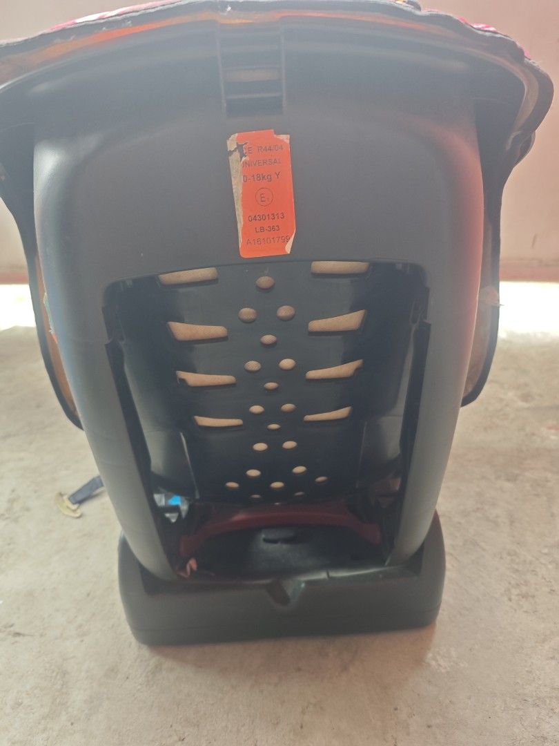 Akeeva Car Seat (Category: Car Seats) located in Manila. Submitted by voxbjun (Listing ID 1417428385, Image 3). Description: - Red and patterned child car seat - Includes headrest - Secure harness system - Black base and side panels - Designed for safety and comfort free delivery within imus.