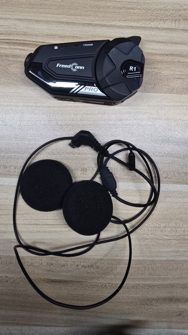 Freedconn R1 Pro Motorcycle Bluetooth Intercom (Category: Headphones & Headsets) located in Manila. Submitted by quinnlaureen (Listing ID 1417467223, Image 1). Description: - Freedconn R1 Pro motorcycle Bluetooth intercom system - Includes main unit and two speakers - Bluetooth connectivity - Model: R1 Pro - Made in China.