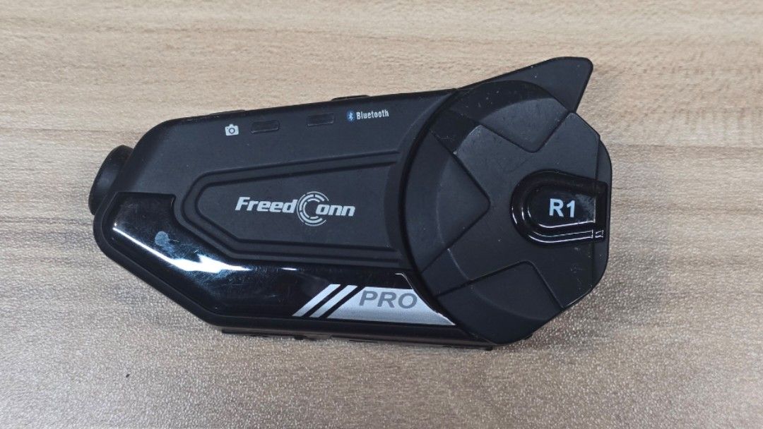 Freedconn R1 Pro Motorcycle Bluetooth Intercom (Category: Headphones & Headsets) located in Manila. Submitted by quinnlaureen (Listing ID 1417467223, Image 2). Description: - Freedconn R1 Pro motorcycle Bluetooth intercom system - Includes main unit and two speakers - Bluetooth connectivity - Model: R1 Pro - Made in China.