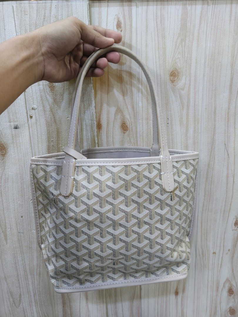 Goyard Tote Bag (Category: Luxury Bags & Wallets) located in Davao. Submitted by navil01 (Listing ID 1417536152, Image 1). Description: - Goyard tote bag - Features the iconic Goyardine pattern - Includes a matching pouch - Interior color: Light beige - Handle color: Light beige - Made in France - Serial number present - Rectangular base.