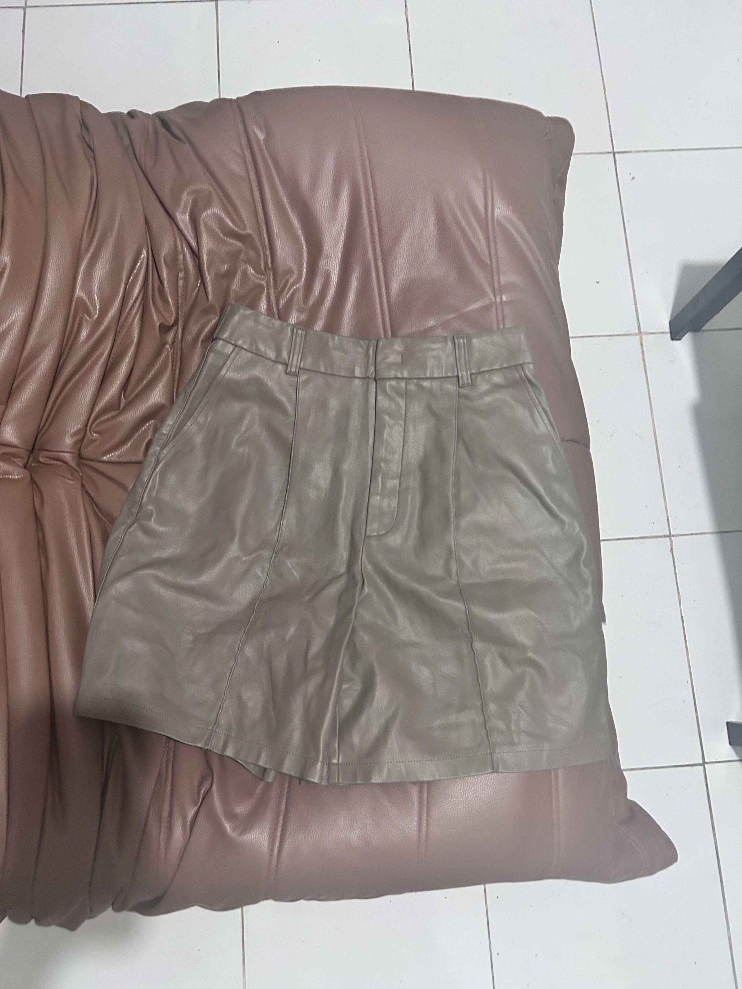 GU - Leather Shorts (Category: Shorts) located in Quezon City. Submitted by _judebbr1 (Listing ID 1417512159, Image 1). Description: Got this from GU at Tokyo, size (25–27.5 inches) waistline..