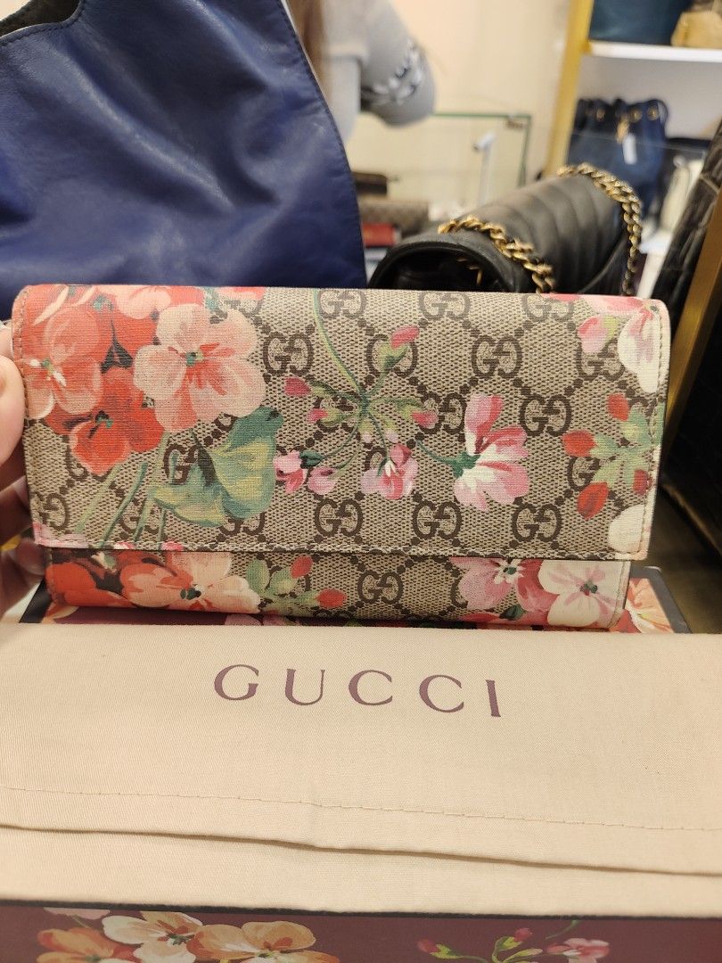 GUCCI FLORAL LONG WALLET (Category: Luxury Bags & Wallets) located in Manila. Submitted by rhian_1994 (Listing ID 1417451536, Image 3). Description: Material: Made from GG Supreme canvas, which is a material with low environmental impact, and often features leather trim. Design: It has a flap closure and a continental (long) shape. Interior: The interior typically includes multiple card slots, bill compartments, and a zippered coin pocket for org