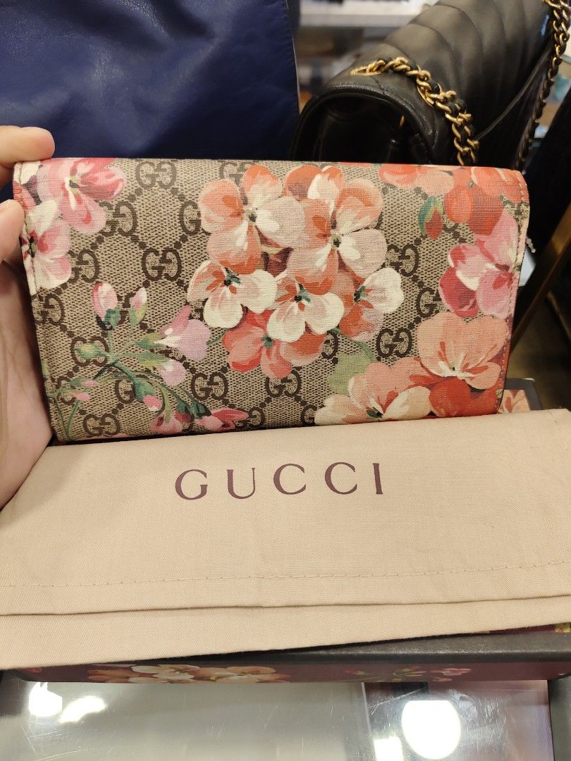 GUCCI FLORAL LONG WALLET (Category: Luxury Bags & Wallets) located in Manila. Submitted by rhian_1994 (Listing ID 1417451536, Image 2). Description: Material: Made from GG Supreme canvas, which is a material with low environmental impact, and often features leather trim. Design: It has a flap closure and a continental (long) shape. Interior: The interior typically includes multiple card slots, bill compartments, and a zippered coin pocket for org