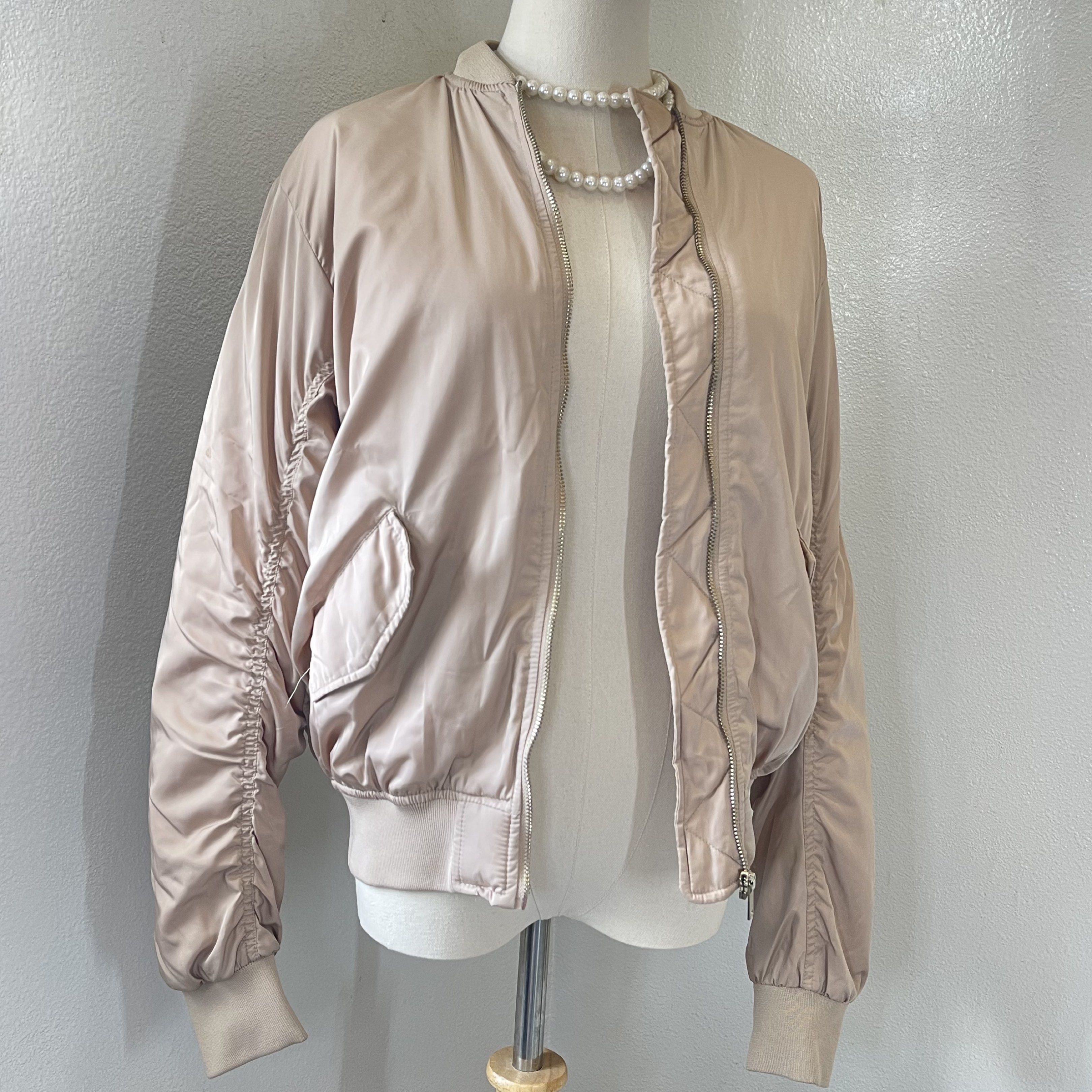 H&M Bomber Jacket - Size 4 (Category: Coats, Jackets and Outerwear) located in Norzagaray. Submitted by rss13 (Listing ID 1417467460, Image 2). Description: - H&M Bomber Jacket - Color: Beige - Size: EUR 34, US 4, CA 4, CN 160/80A - Features: Zip-up front, two front pockets, ribbed collar and cuffs - Condition: Some stains present on back of right sleeve.