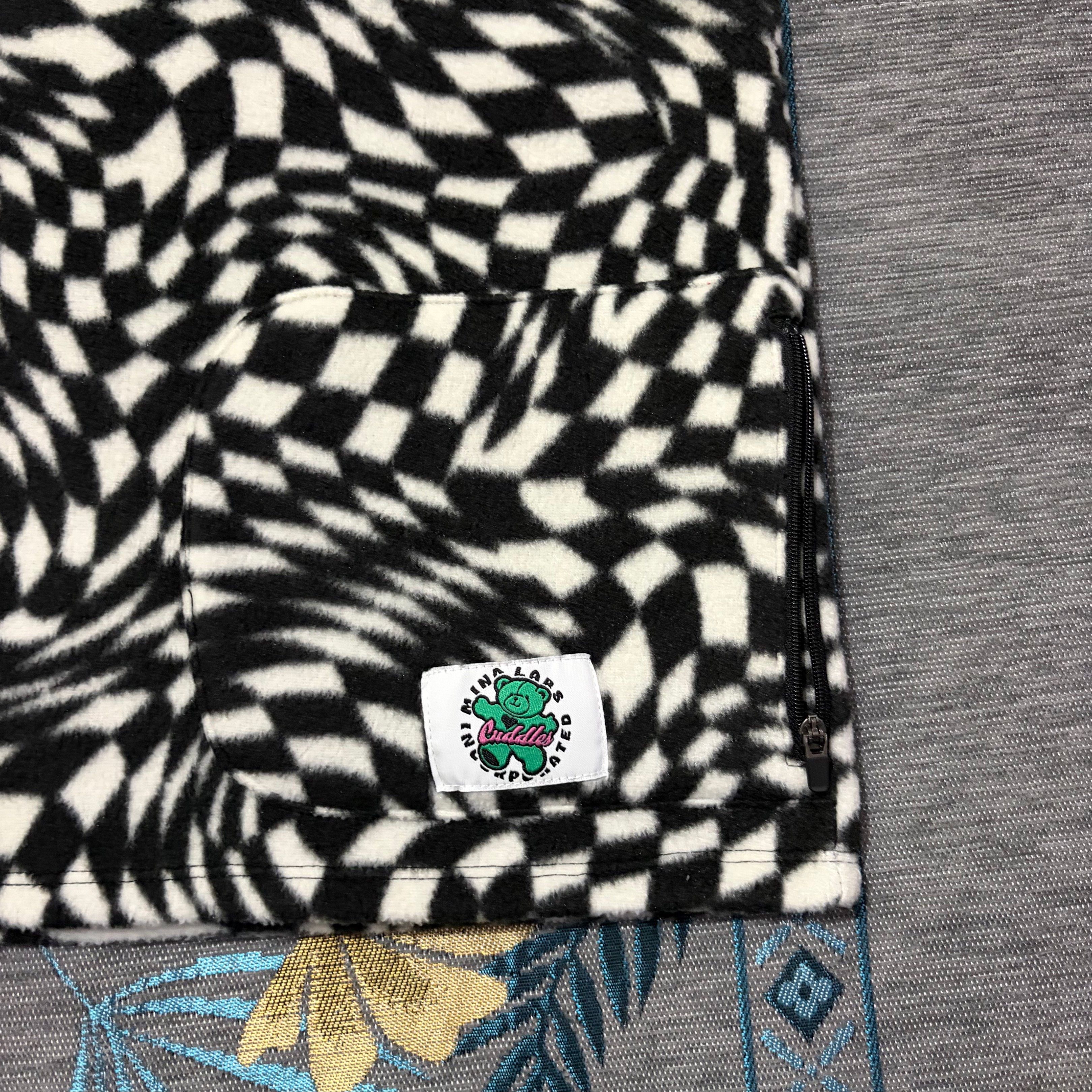 h&m divided checkerboard fleece vest (Category: Vests) located in Mabalacat. Submitted by declavtur (Listing ID 1417536957, Image 3). Description: 🧷 h&m divided fleece vest in checkerboard pattern, with side pockets. no noticeable flaws. can send more pics upon request! 🔖 tag size: s 🪡 medida size (when laid flat): • width: 20 in • length: 20 in ❕ can nego but no to oa lowballing pls ü 📦 reserve = 3 days only (pay within the timeframe) 🔖 no 