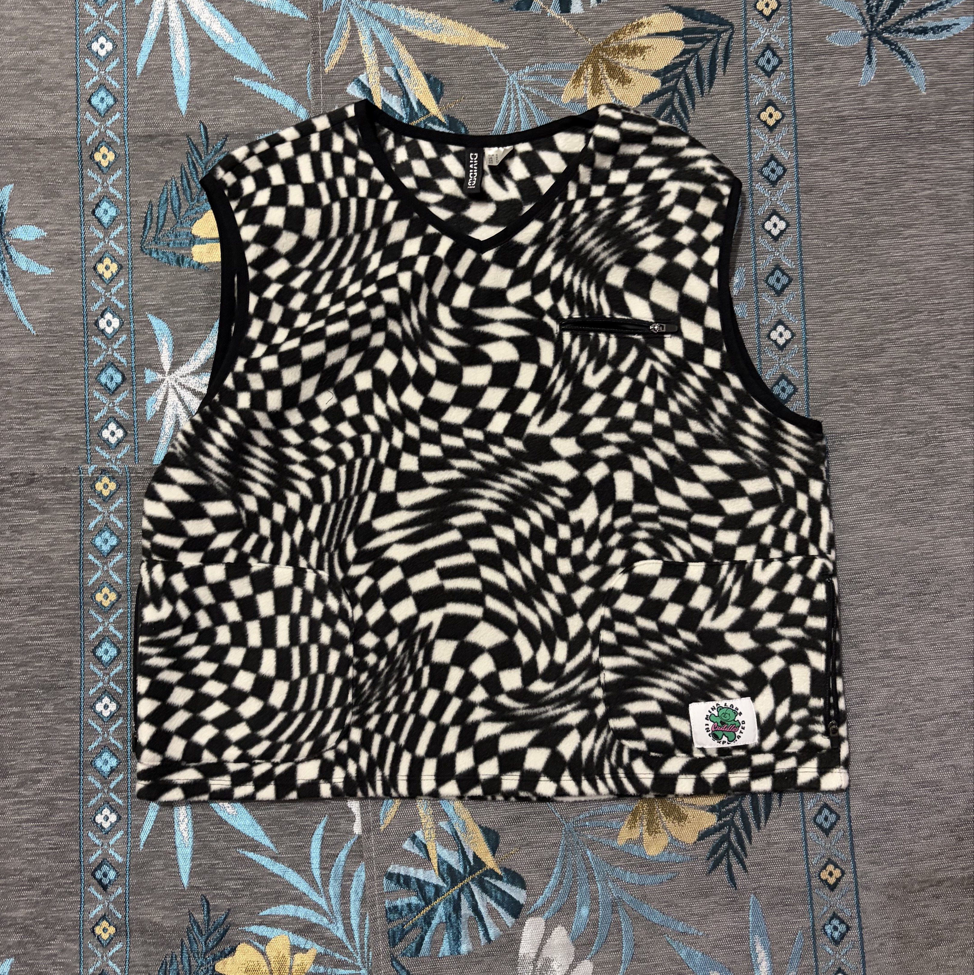 h&m divided checkerboard fleece vest (Category: Vests) located in Mabalacat. Submitted by declavtur (Listing ID 1417536957, Image 1). Description: 🧷 h&m divided fleece vest in checkerboard pattern, with side pockets. no noticeable flaws. can send more pics upon request! 🔖 tag size: s 🪡 medida size (when laid flat): • width: 20 in • length: 20 in ❕ can nego but no to oa lowballing pls ü 📦 reserve = 3 days only (pay within the timeframe) 🔖 no 