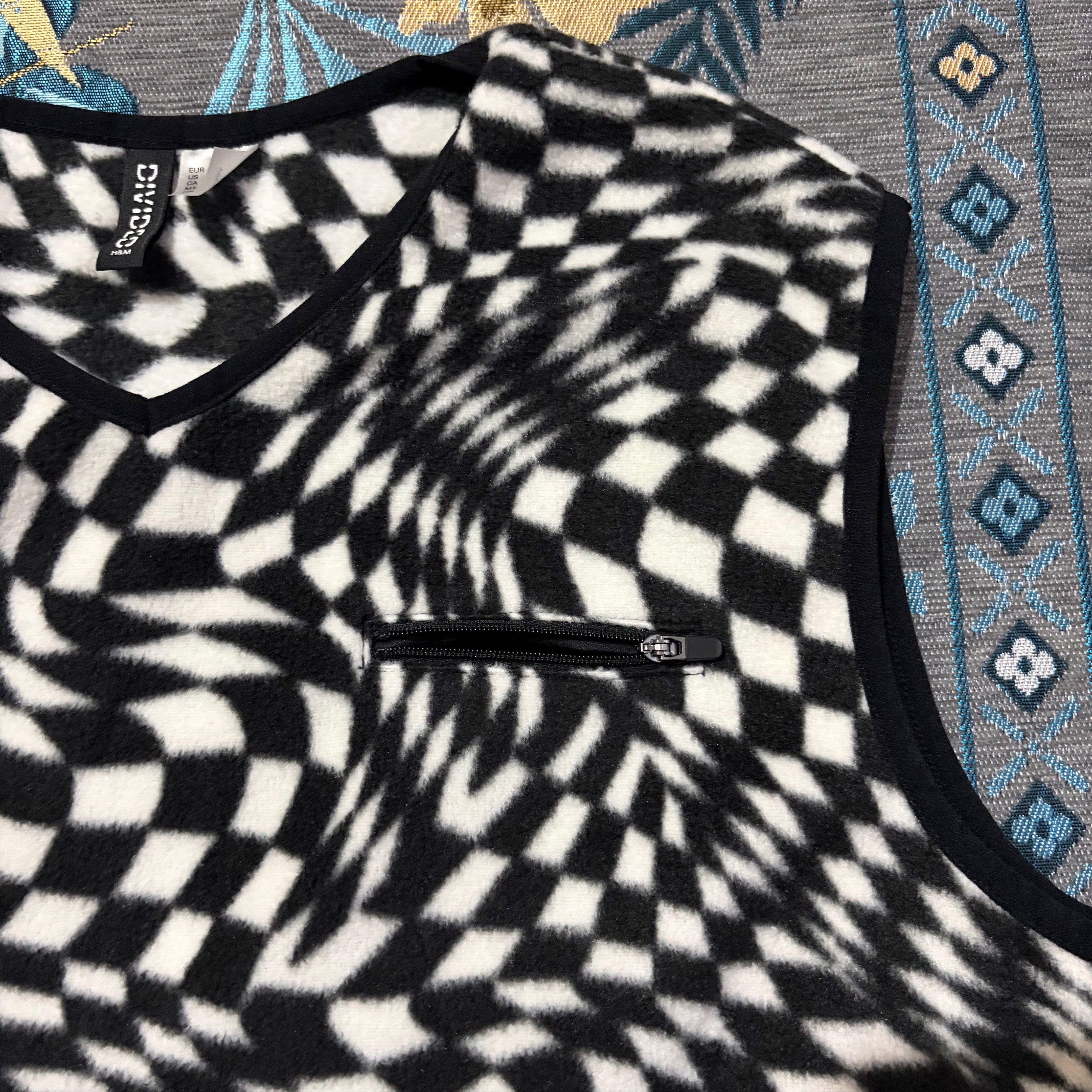 h&m divided checkerboard fleece vest (Category: Vests) located in Mabalacat. Submitted by declavtur (Listing ID 1417536957, Image 2). Description: 🧷 h&m divided fleece vest in checkerboard pattern, with side pockets. no noticeable flaws. can send more pics upon request! 🔖 tag size: s 🪡 medida size (when laid flat): • width: 20 in • length: 20 in ❕ can nego but no to oa lowballing pls ü 📦 reserve = 3 days only (pay within the timeframe) 🔖 no 