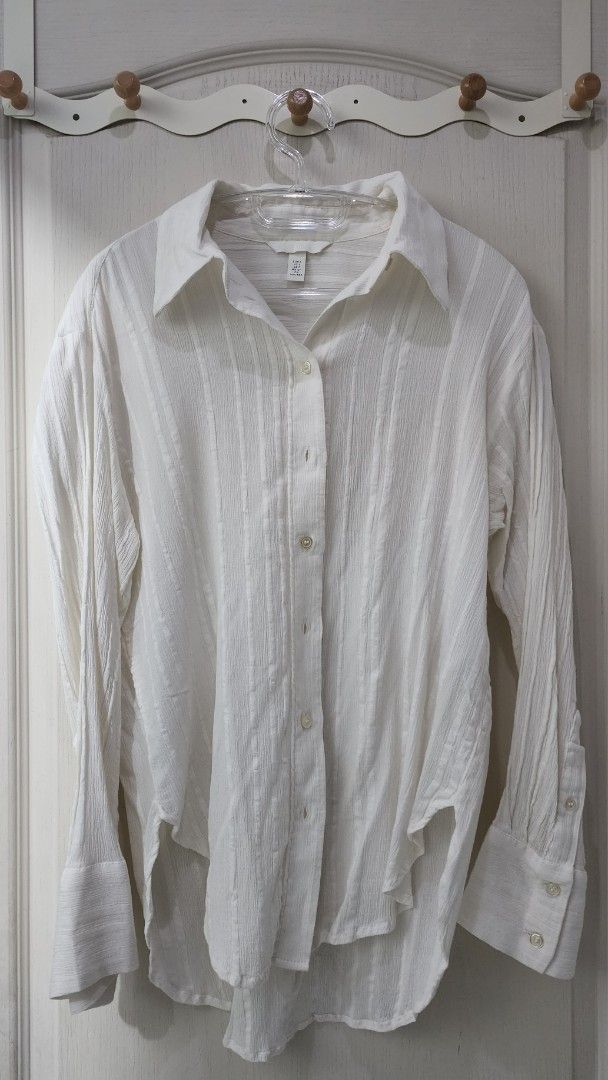 H&M White Textured Long Sleeves - Size S (Category: Blouses) located in Makati City. Submitted by callmecc (Listing ID 1417539992, Image 1). Description: Easy to style white long-sleeved top from H&M which is perfect for everyday wear 🤍 Perfect for: • Office outfits • Day outings / casual plouts • Light summer cover-up ✔ Only used twice ✔ In great condition ✔ Fits S–XL women (depending on fit preference) Rfs: Decluttering.