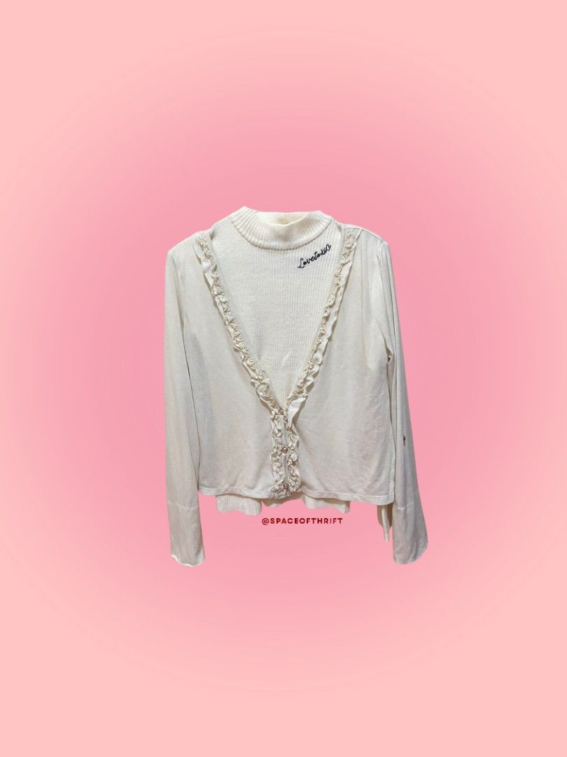 inner include cardigan (Kategori: Atasan) berada di Bandung. Dikirim oleh spaceofthrift (ID iklan 1417407987, Gambar 1). Deskripsi: 𝚂𝙿𝙰𝙲𝙴 𝙾𝙵 𝚃𝙷𝚁𝙸𝙵𝚃 🪐 cardigan inner set gemes belakangnya pita 🎀 🧵 good condi but kancing ilang satu 📐 size details ✧ ↳ LD 92 cm ↳ length 50 cm no refund • no cancel.